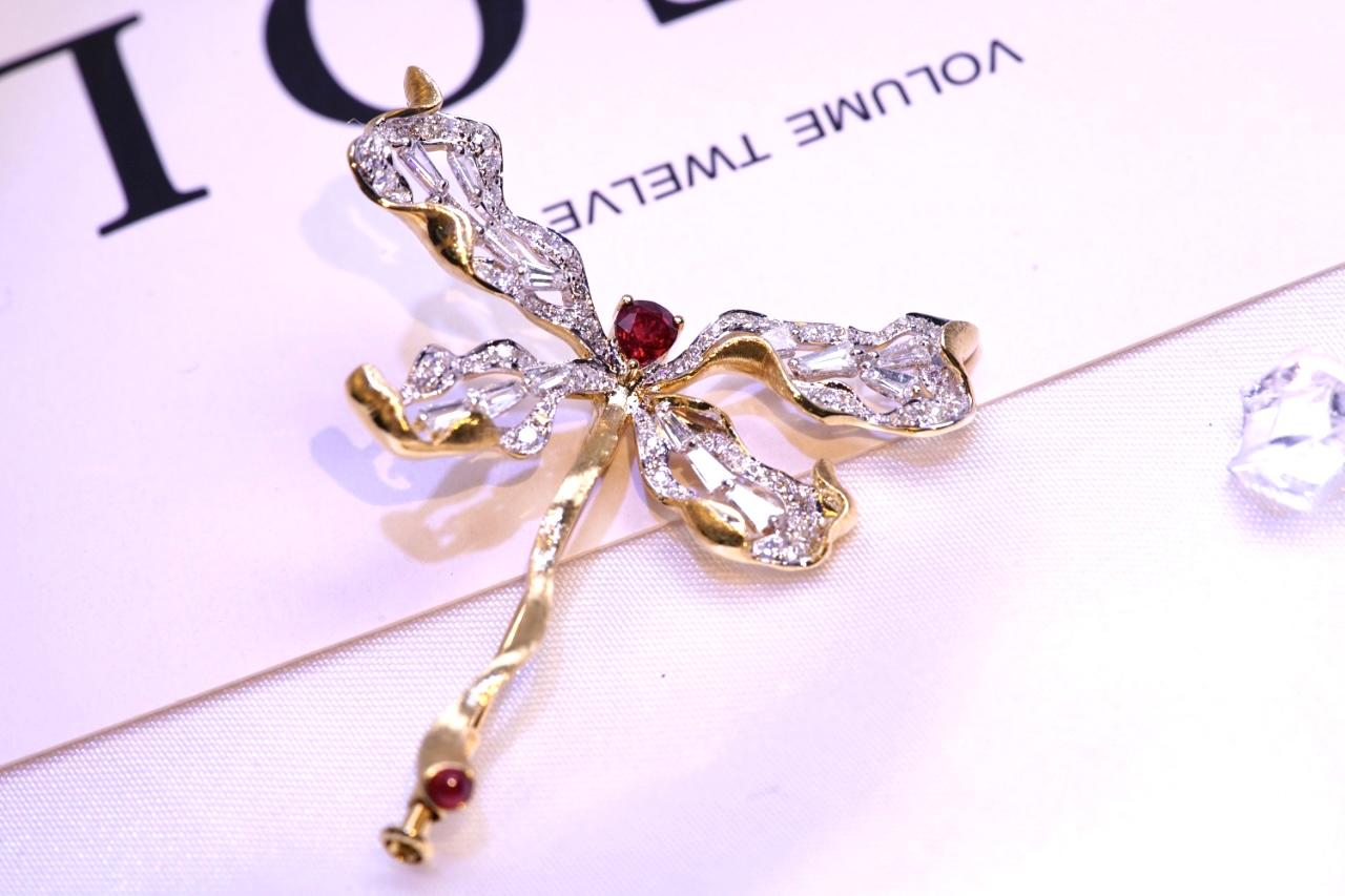 Pendentif libellule en or jaune 18K avec rubis naturel et diamant Unisexe en vente