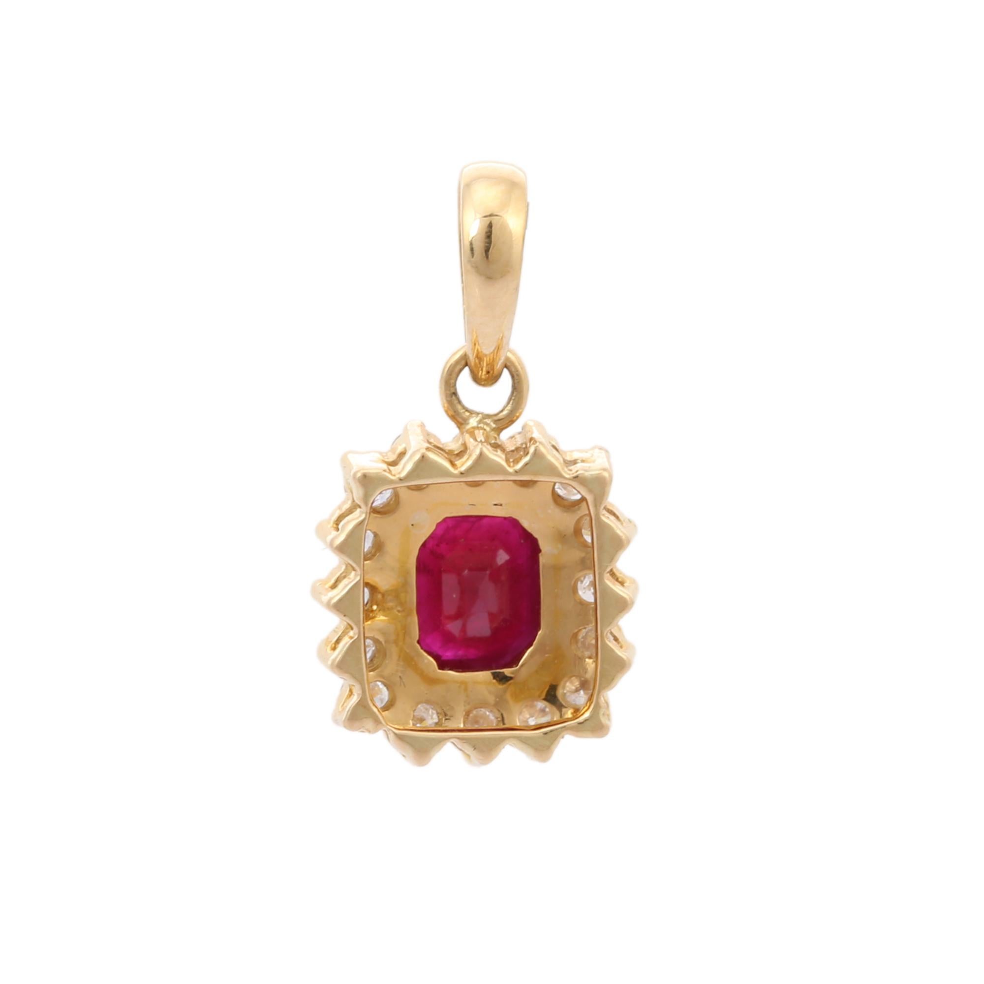 Contemporary 18K Yellow Gold Natural Ruby Pendant Necklace with Halo of Diamonds For Sale