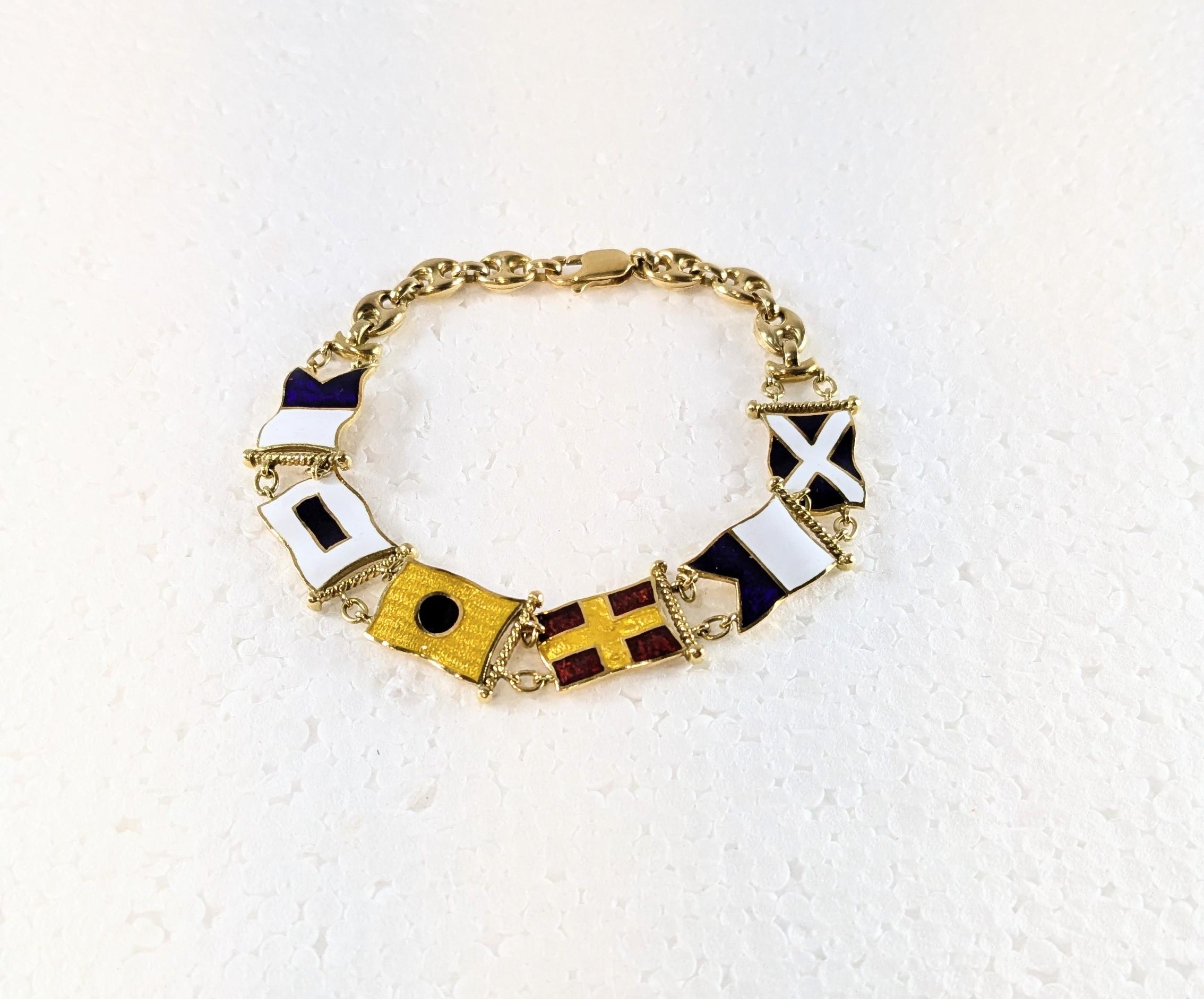 Bracelet en or jaune 18K avec drapeau nautique et émail pyrogravé - Nom Marisa

 Poids du bracelet :  18,5 grammes
 Taille du drapeau :
Largeur - 1,5cm / 0,59 pouces
Hauteur - 1,1 cm / 0,43 inches
Longueur du bracelet - 20 cm (avec la possibilité de