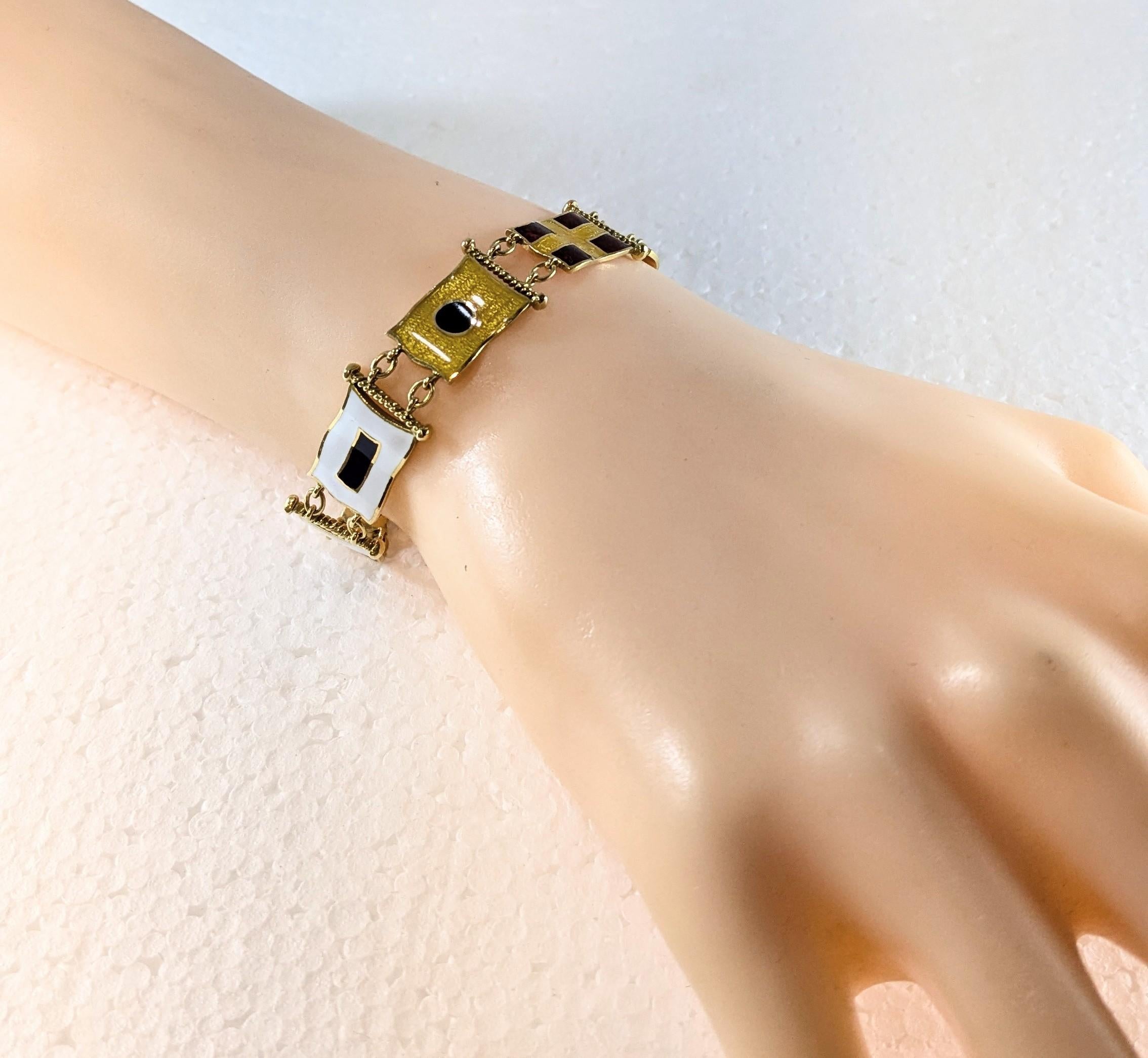 Bracelet drapeau nautique en or jaune 18 carats avec émail gravé au feu en vente 2