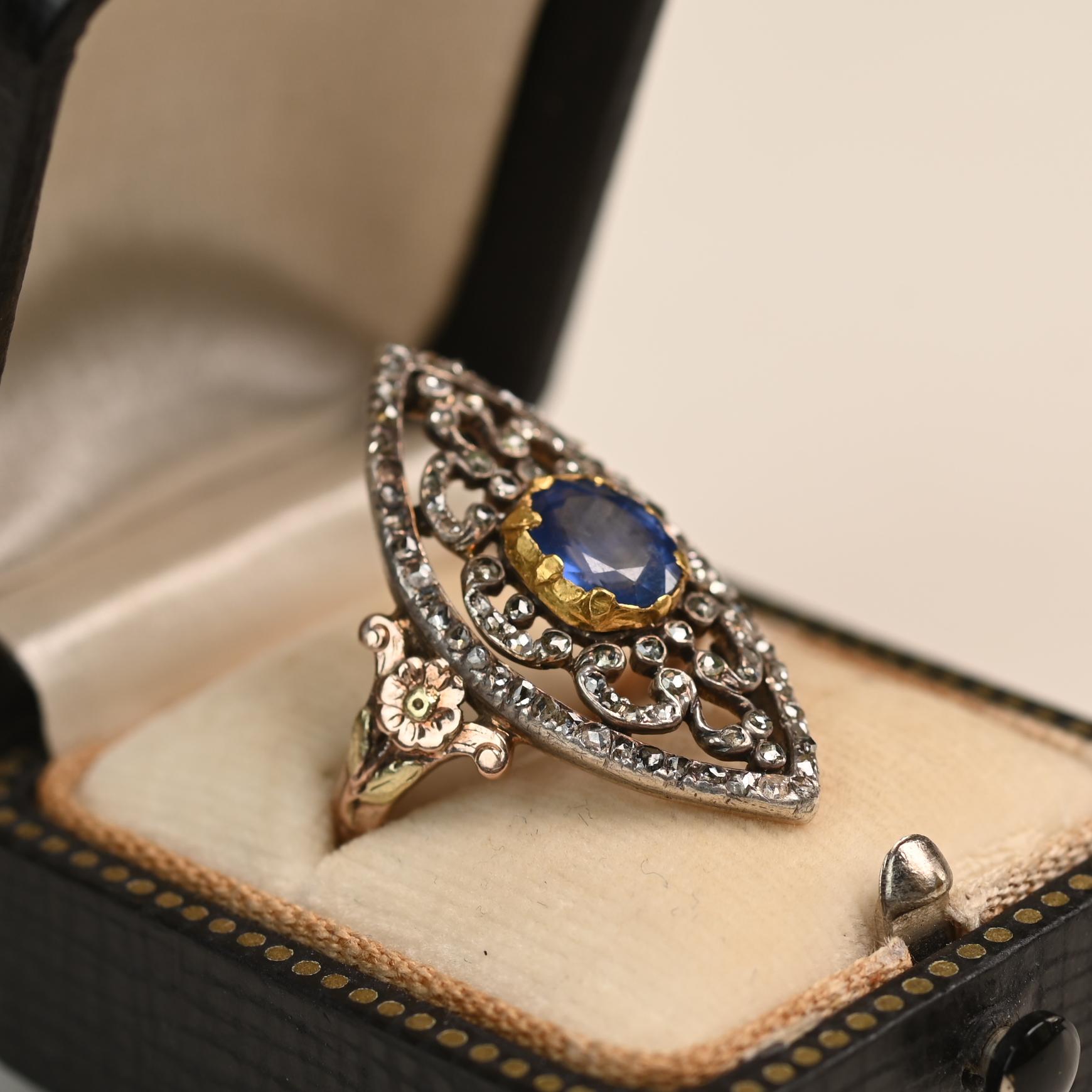 Bague française de l'époque géorgienne ornée d'un saphir coussin certifié par la GIA, magnifiquement mis en valeur dans une navette ajourée. Autour du saphir vibrant se trouvent de délicats diamants taillés en rose, qui ajoutent de l'éclat et de la