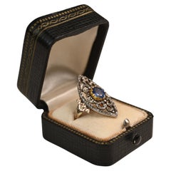 Bague en or jaune 18k de style navette avec saphir certifié GIA et diamant, Circa 1815