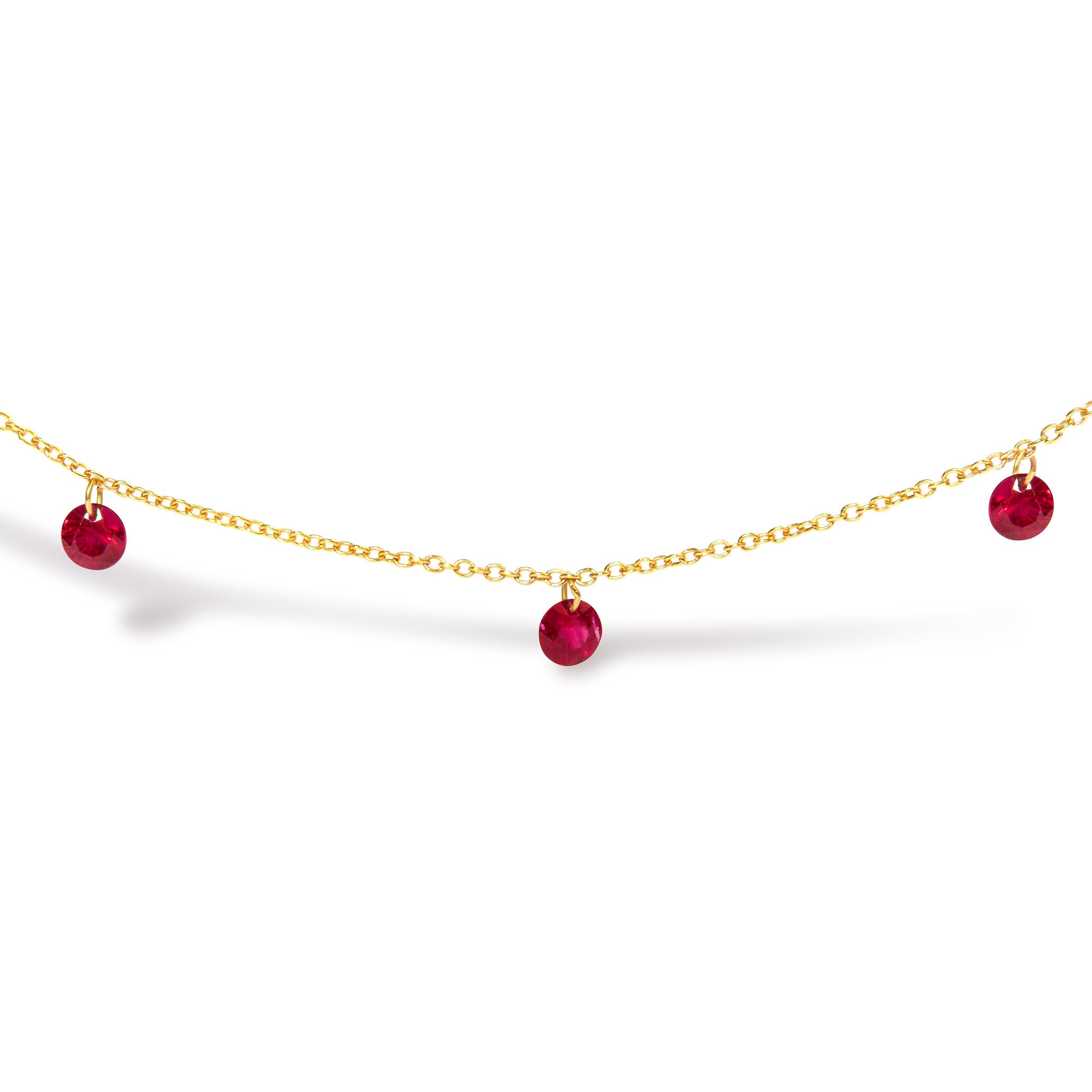 Gönnen Sie sich zeitlose Eleganz mit unserer exquisiten Halskette aus 18-karätigem Gelbgold, die mit einem fesselnden baumelnden Rubintropfen von 1 1/3 cttw geschmückt ist. Diese Halskette aus luxuriösem 18-karätigem Gelbgold ist ein echtes