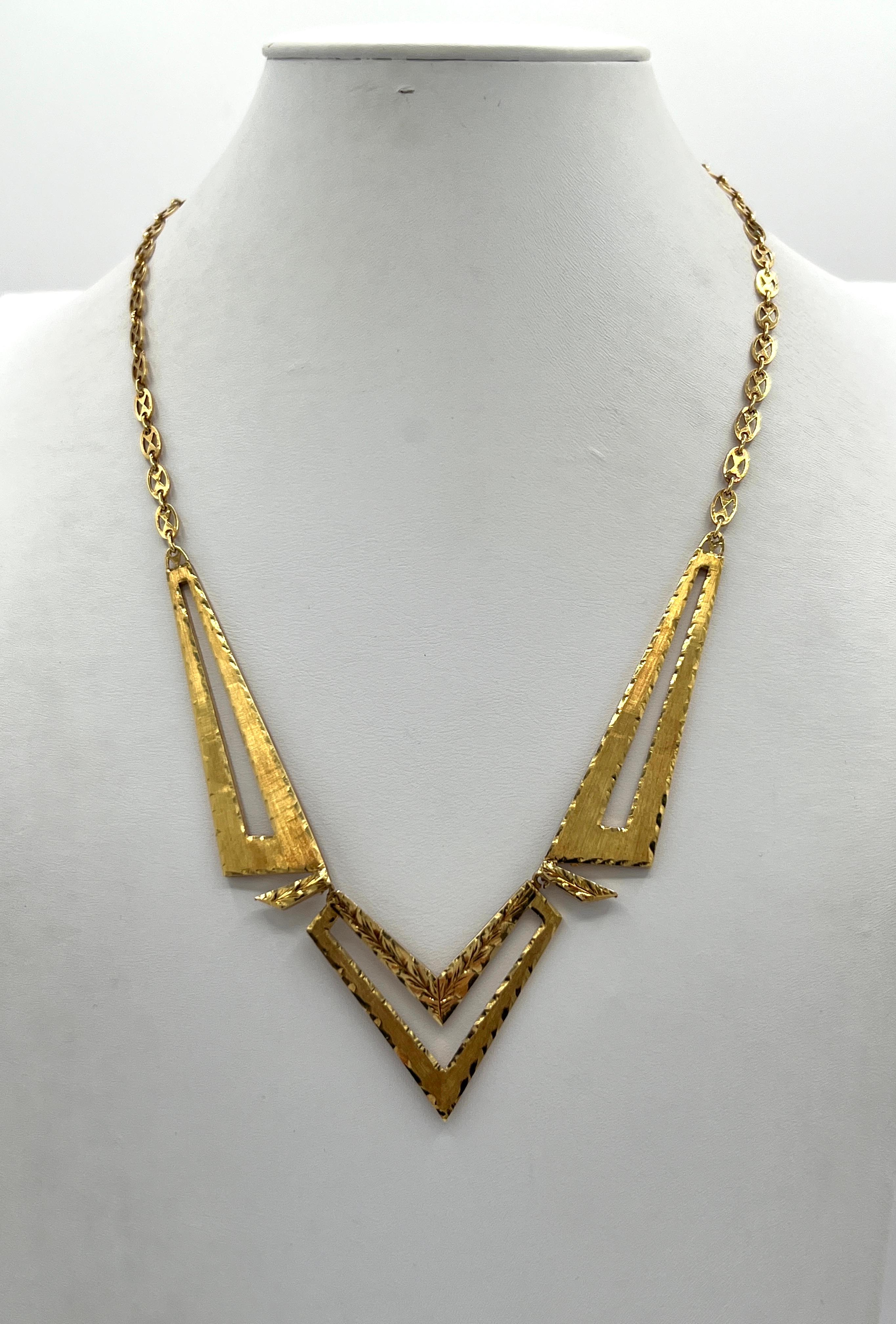 Precioso collar hecho a mano en oro amarillo de 18 quilates.  La longitud es de 18