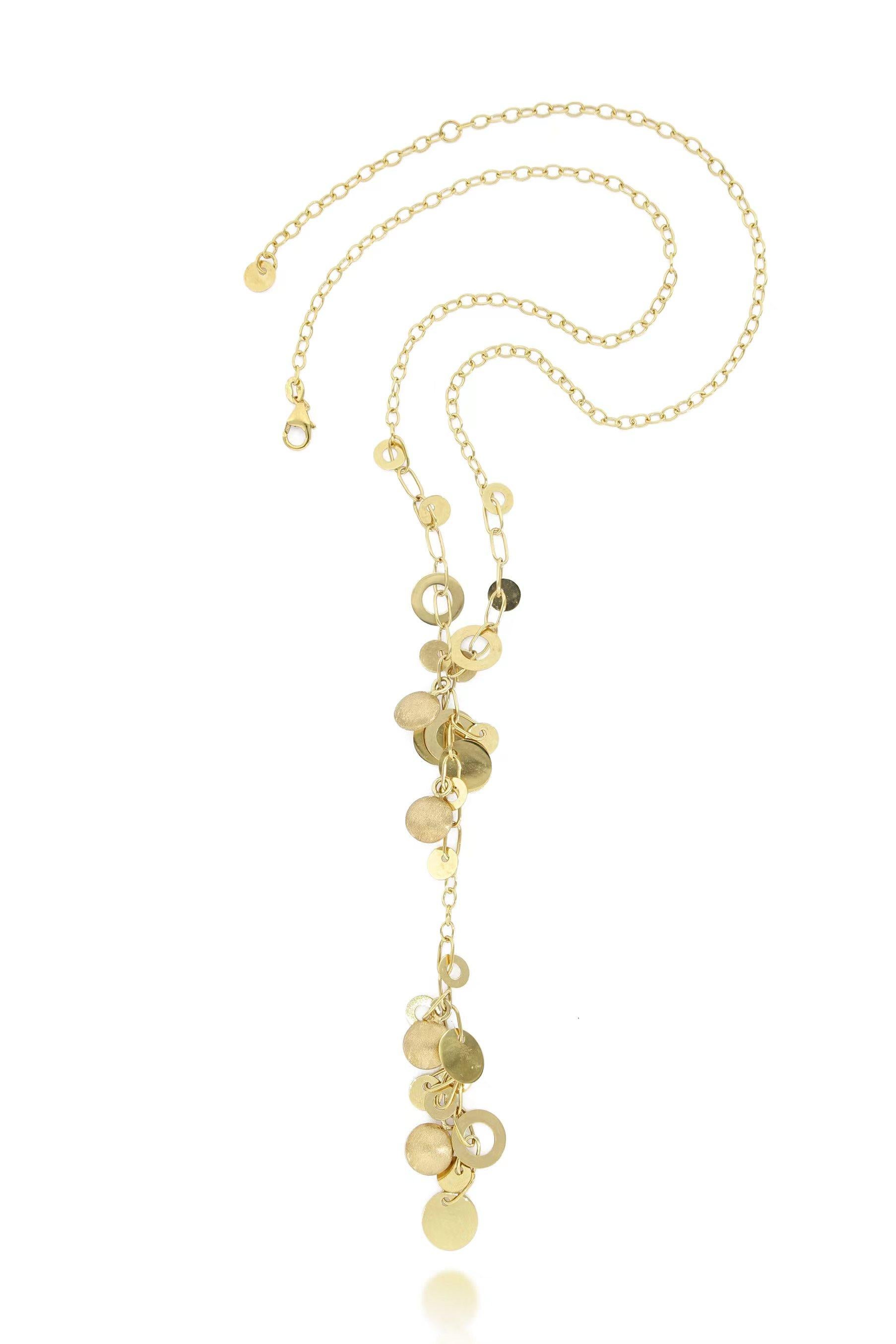 Un très beau collier, conçu et fabriqué en Italie, orné de nombreuses pièces pendantes brillantes et brossées en or jaune 18 carats, élégant et tendance.
La société a été fondée il y a un siècle et demi à Macao. La marque est réputée pour ses