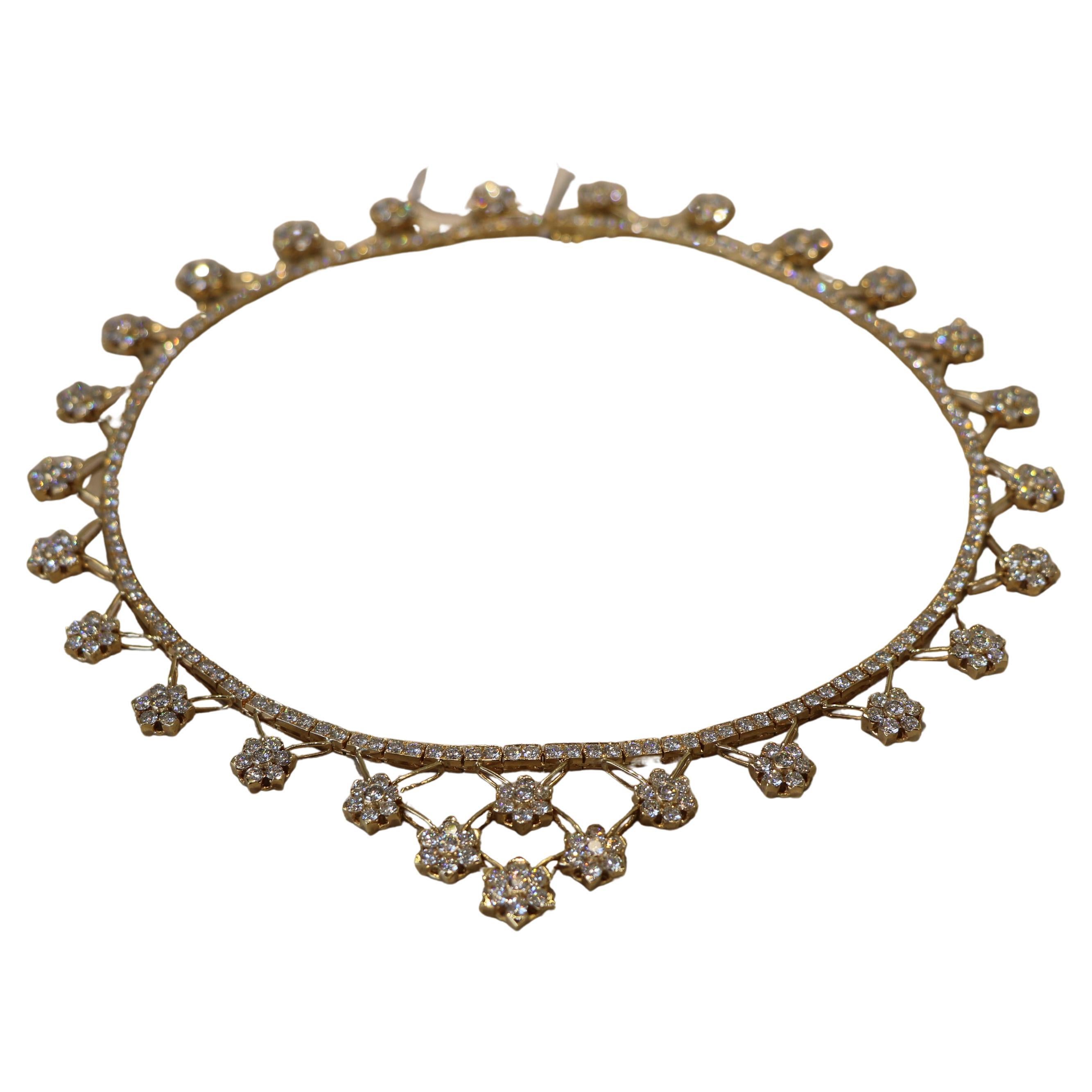 Collana d'oro

Materiale: Oro giallo 18 carati
Peso totale dei diamanti: 37,5 carati
Peso del gioiello: 54 grammi