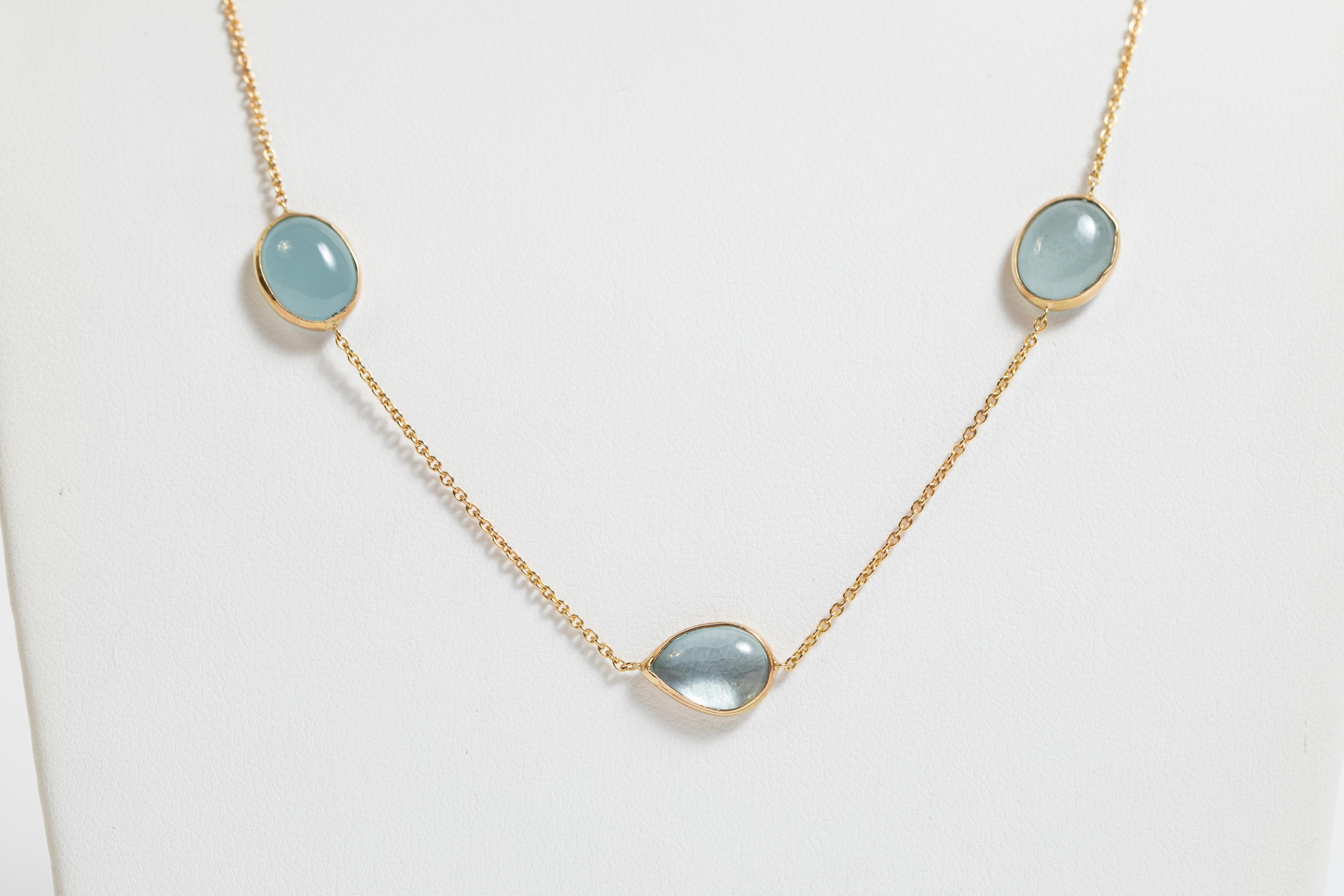 Eine bezaubernde Halskette mit einer leuchtenden Kamee aus Aquamarin-Cabochons.
18k Gelbgold, 
Halskette Gesamtlänge 42,5 cm 
Gewicht der Aquamarin-Cabochons: 12,97 Karat
Halskette Gesamtgewicht : 6,09 g
Kann eingestellt werden
Französisches