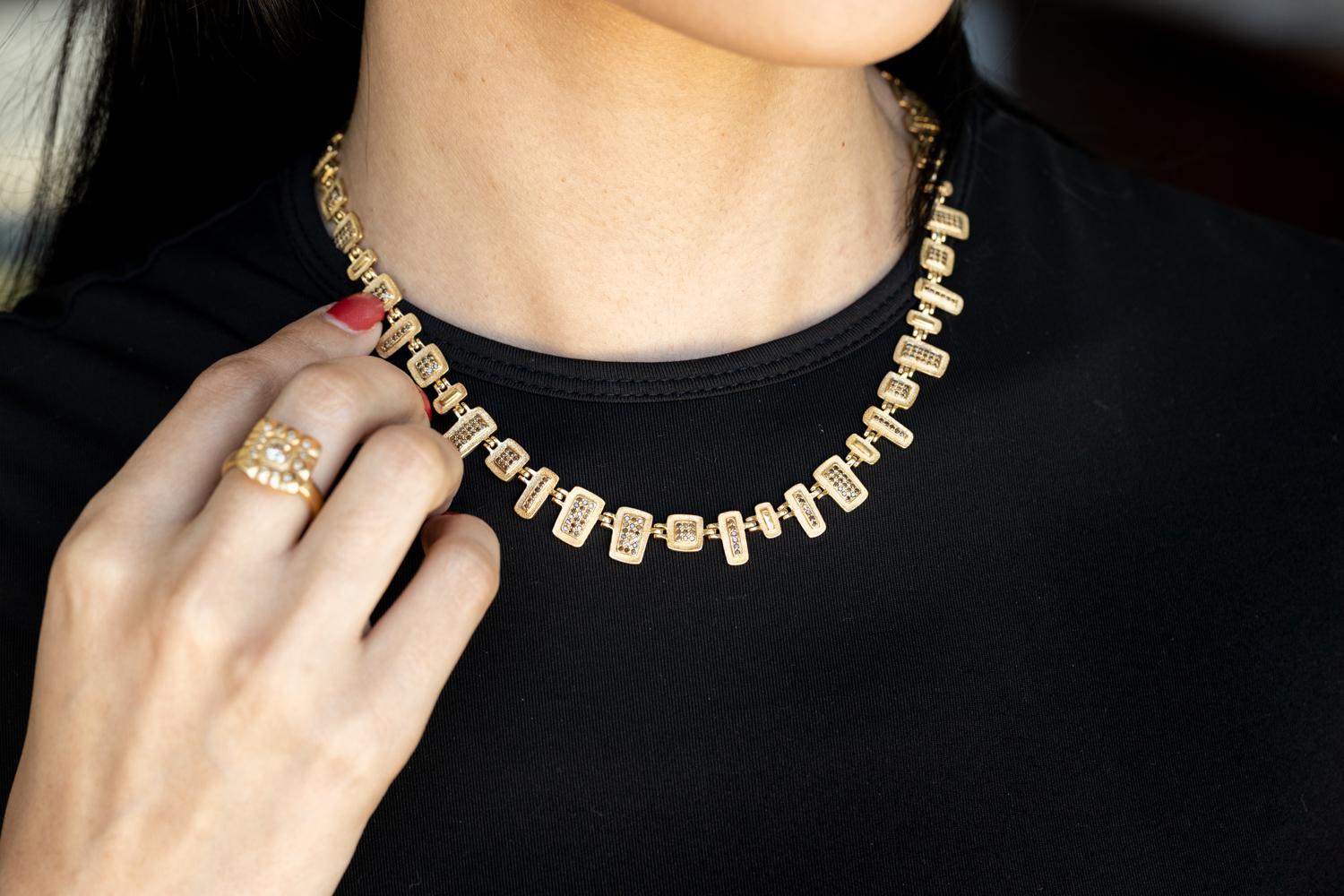 Lasciati conquistare dal fascino senza tempo di questa affascinante collana in oro giallo 18 carati, con 342 diamanti marroni scintillanti per un totale di 2,0 carati. Ogni diamante è stato scelto con cura per la sua ricca e calda tonalità, creando