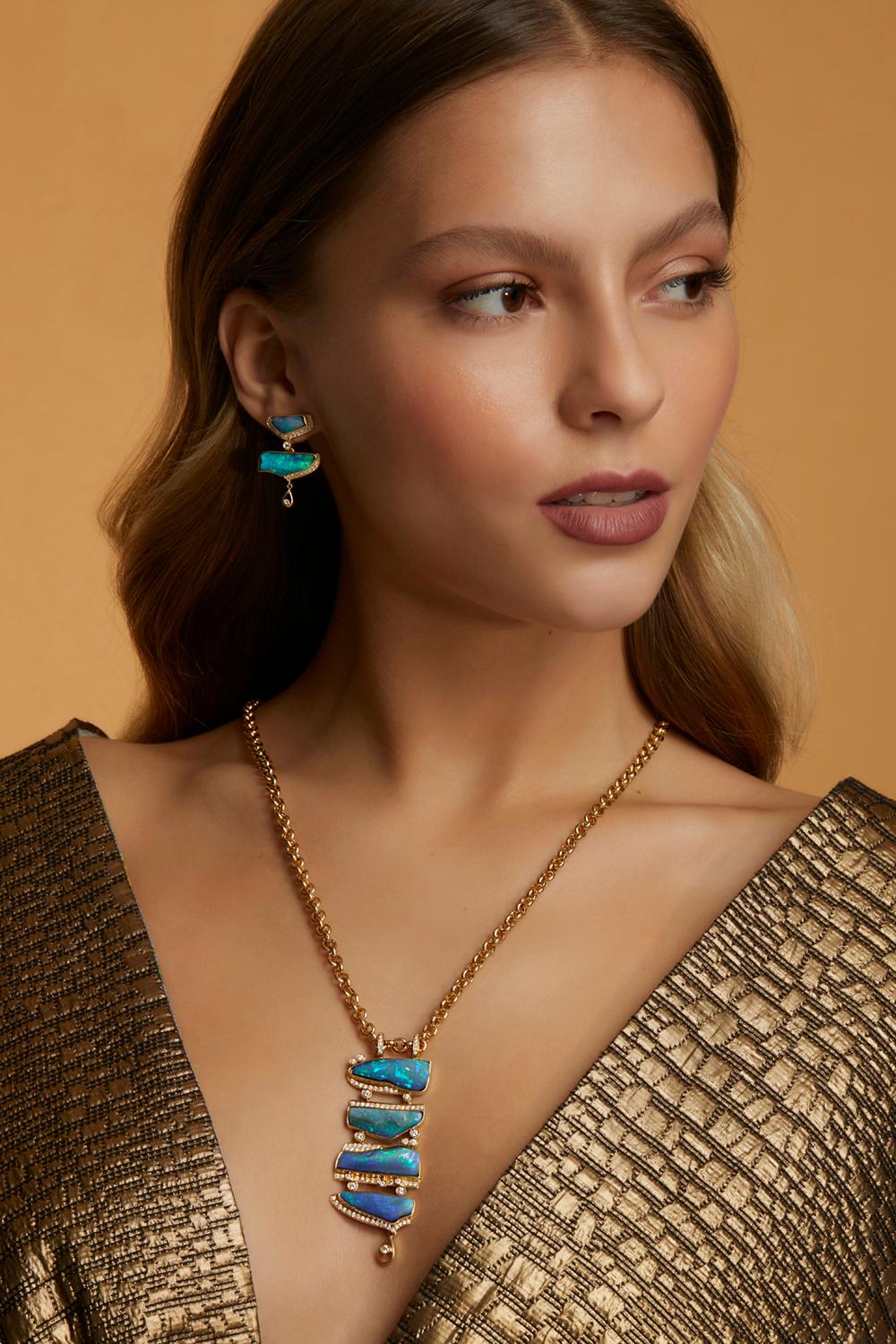 Dévoilez un chef-d'œuvre de beauté céleste avec ce superbe pendentif, conçu par l'estimée Ruth Grieco. Cette pièce exceptionnelle présente un captivant doublet d'opale bleue de 5,20 carats, une pierre précieuse réputée pour son jeu de couleurs