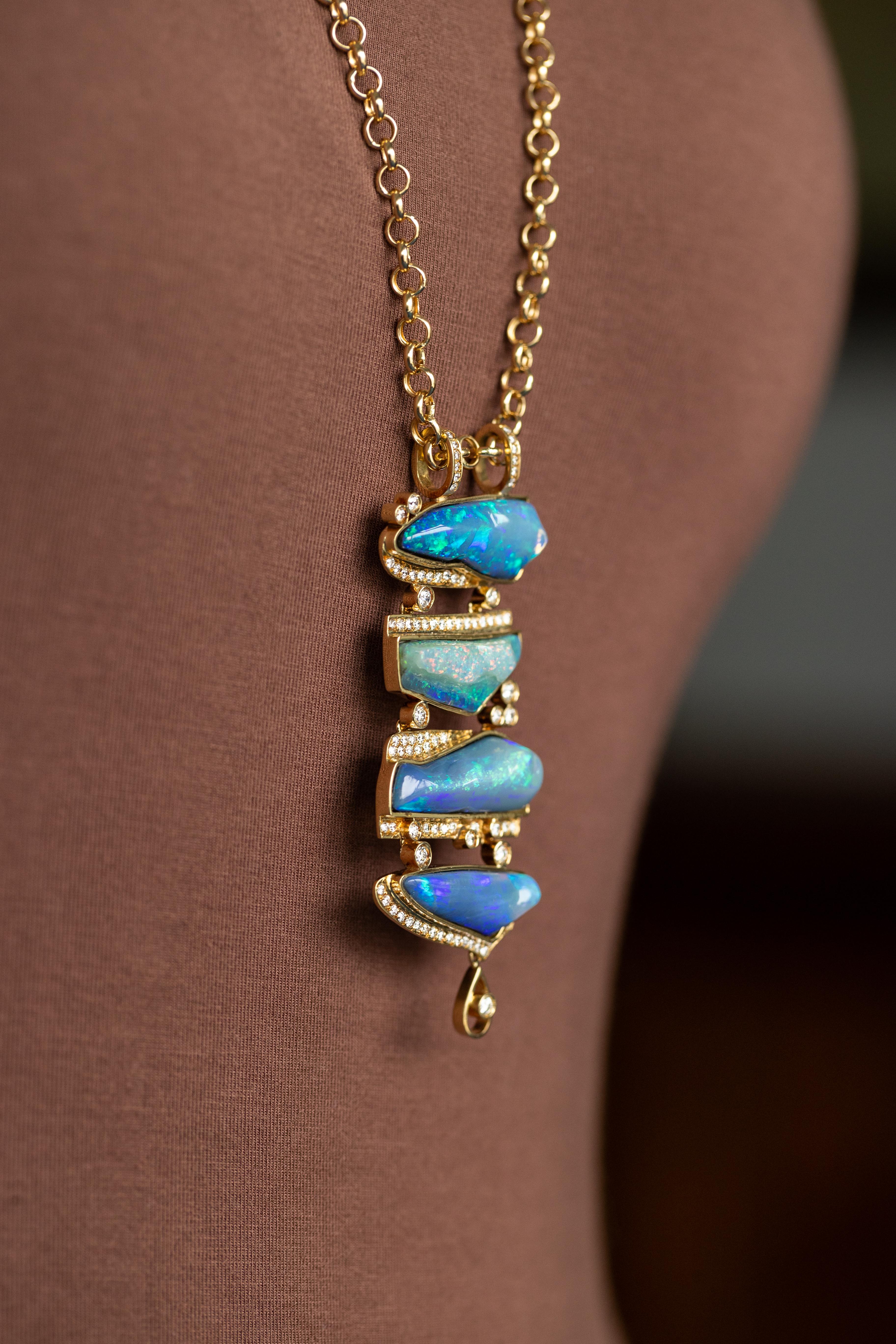 Moderne Collier en or jaune 18K avec doublet d'opales bleues et diamants par Ruth Greico en vente