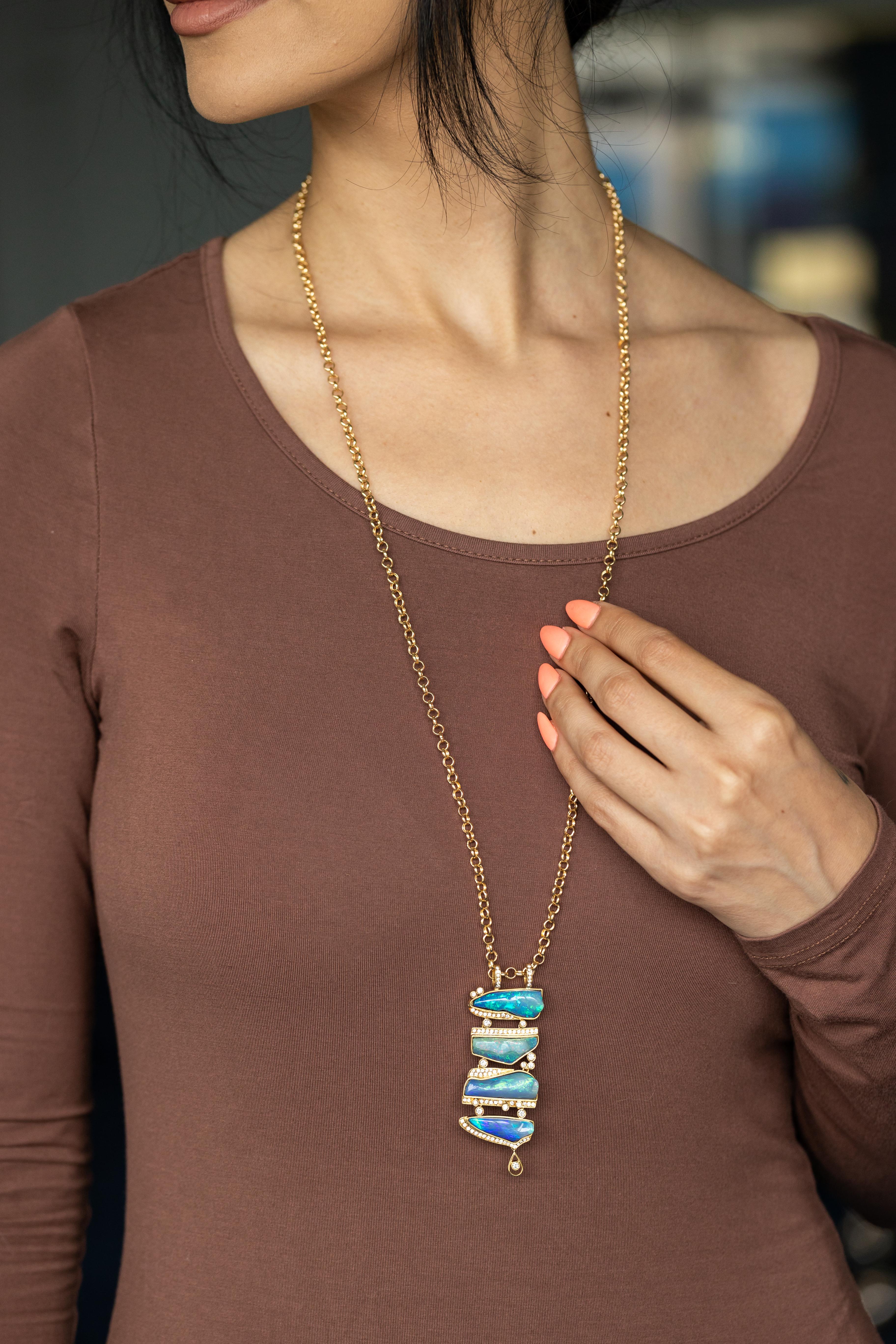 Non taillé Collier en or jaune 18K avec doublet d'opales bleues et diamants par Ruth Greico en vente