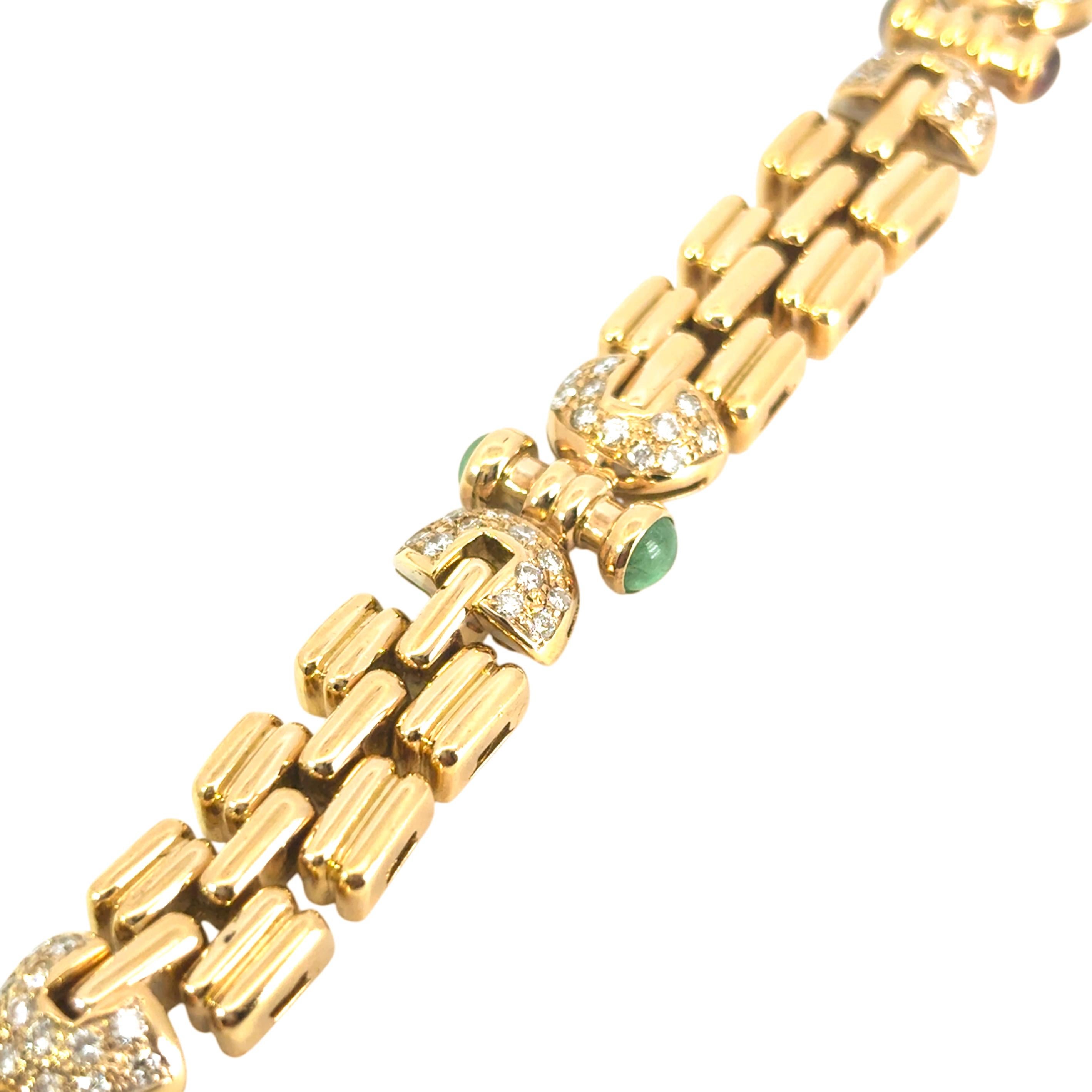Diese atemberaubende Gold Cabochon Edelstein Halskette ist in ausgezeichnetem Zustand und ist bereit zu versenden!

MATERIAL: 18k Gelbgold
Edelstein-Details: Diese Halskette ist mit Rubinen, Saphiren und Smaragden besetzt.
Edelstein-Schliff: