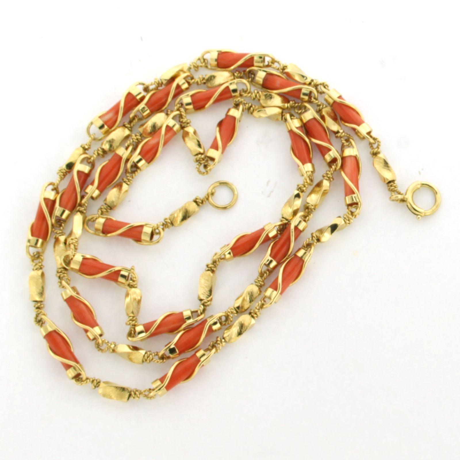 Collar de oro amarillo de 18 quilates con eslabones de coral - 31,7 gramos - 70 cm de largo Moderno en venta