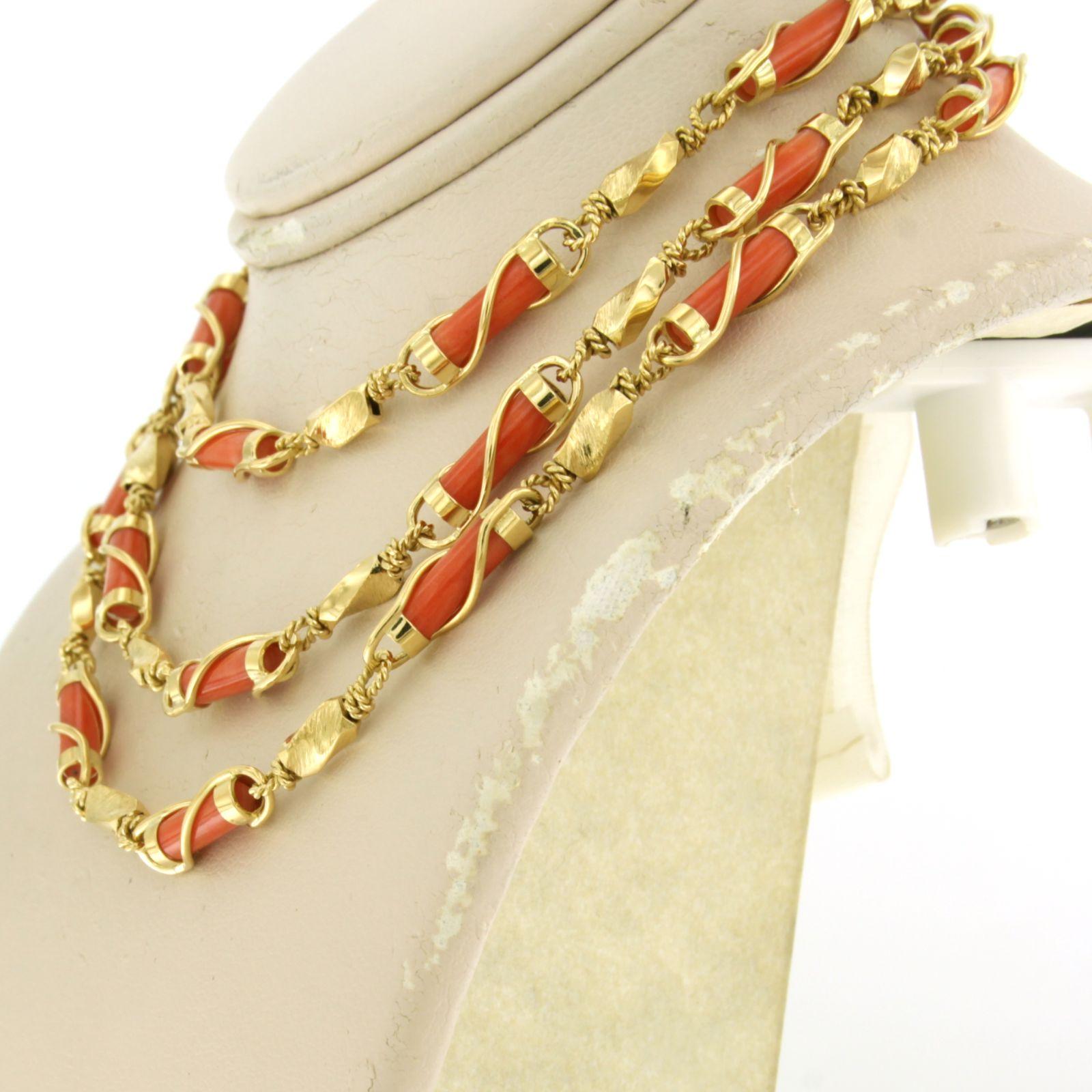 Collar de oro amarillo de 18 quilates con eslabones de coral - 31,7 gramos - 70 cm de largo Cabujón en venta