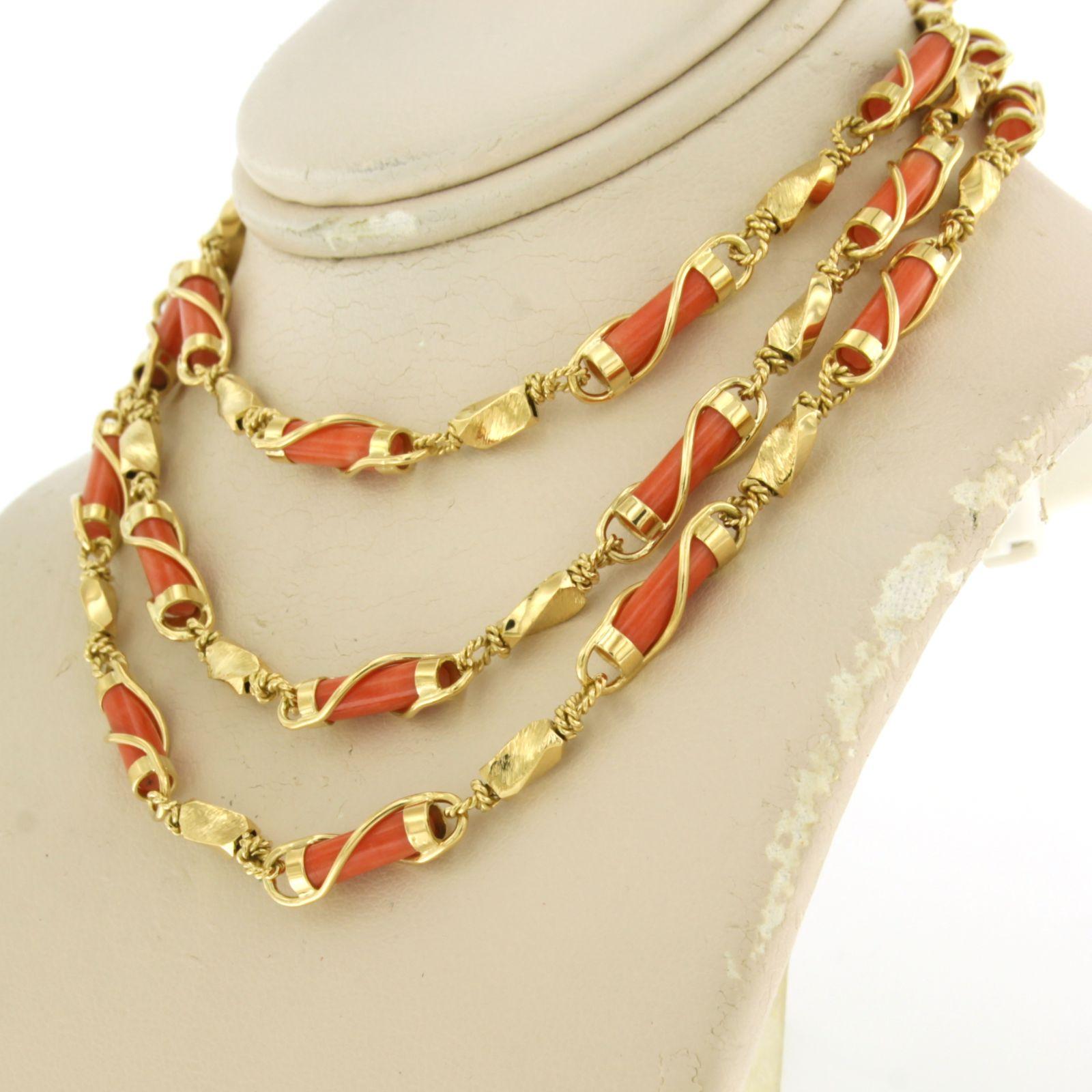 Collar de oro amarillo de 18 quilates con eslabones de coral - 31,7 gramos - 70 cm de largo en Excelente estado para la venta en The Hague, ZH