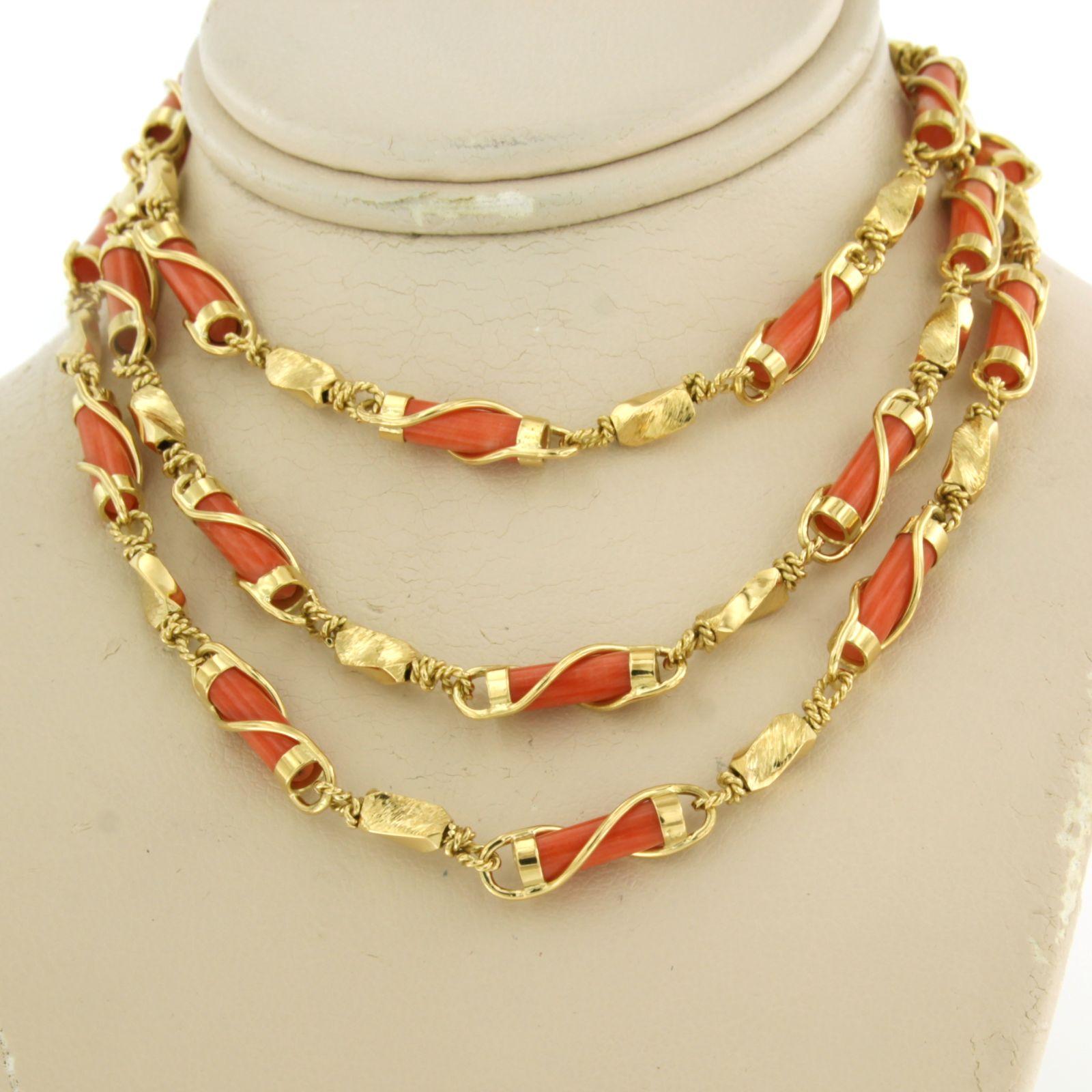 Collar de oro amarillo de 18 quilates con eslabones de coral - 31,7 gramos - 70 cm de largo en venta 1