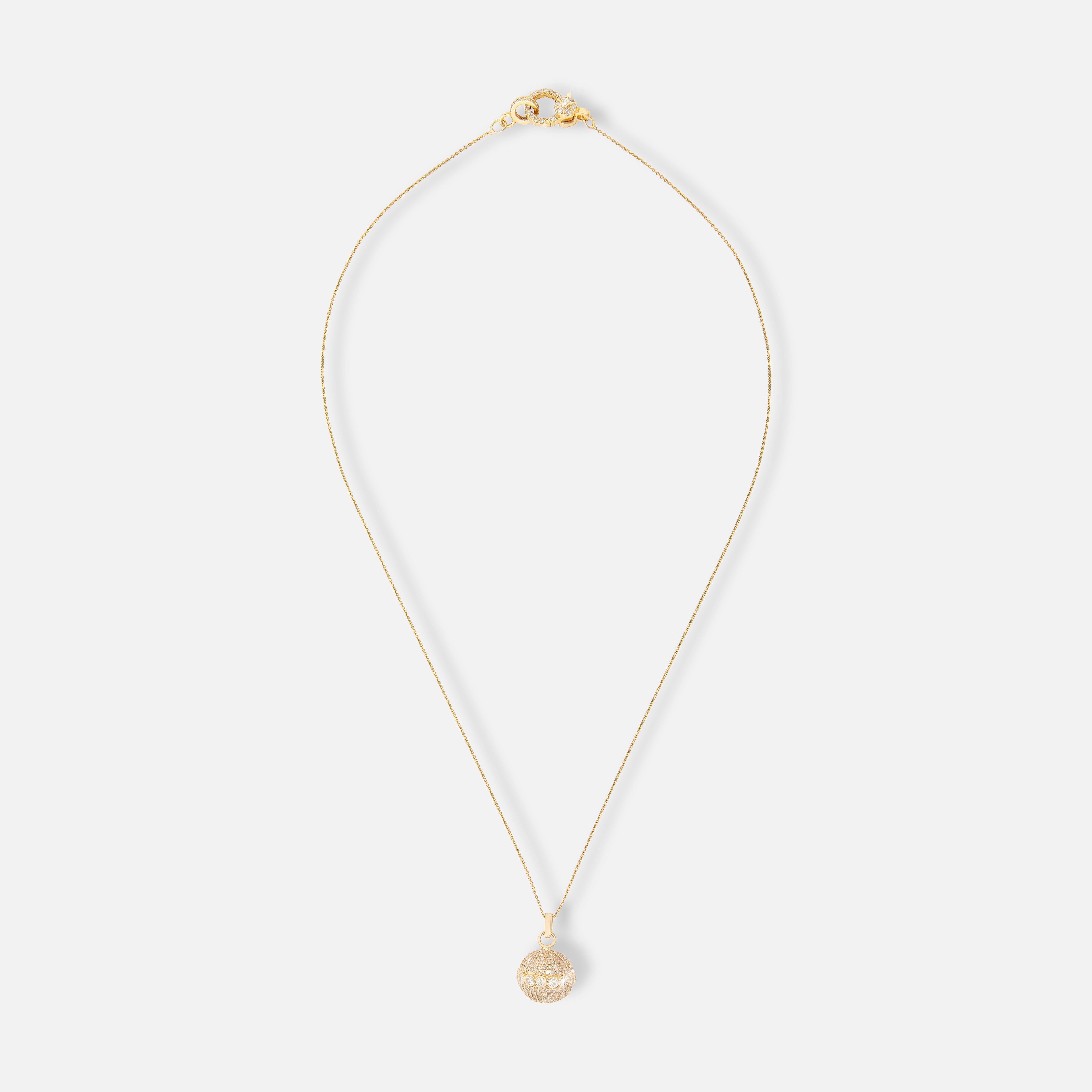 Questa collana YG a 18 carati mette in mostra un grande globo di diamanti con un'ampia cintura con taglio a brillante e una chiusura incrociata con diamanti su due lati. Progettata per l'eleganza, questa collana leggera e delicata può essere