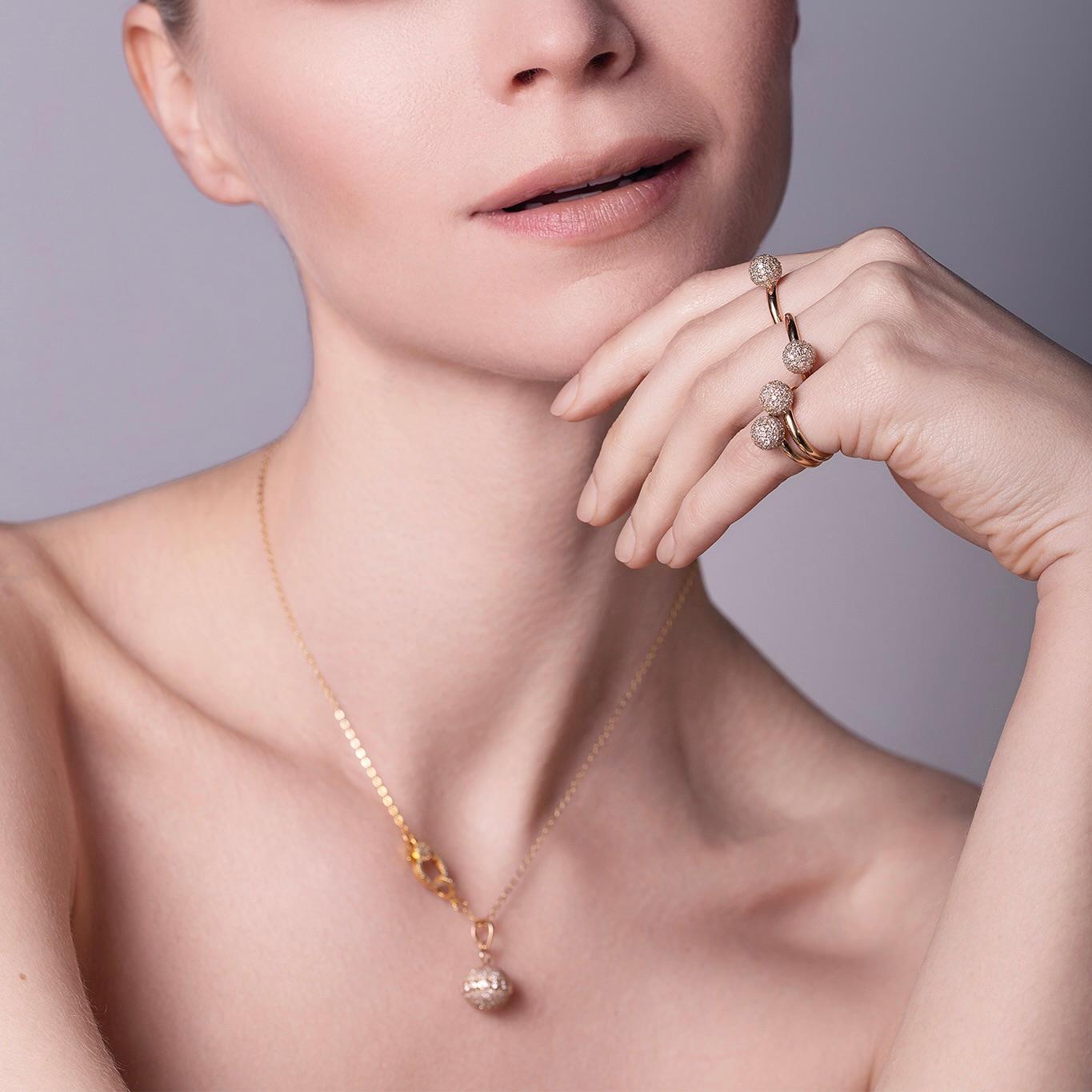 Collana in oro giallo 18 carati con ciondolo grande tempestato di diamanti e chiusura a moschettone In condizioni Nuovo in vendita a Boostedt, DE