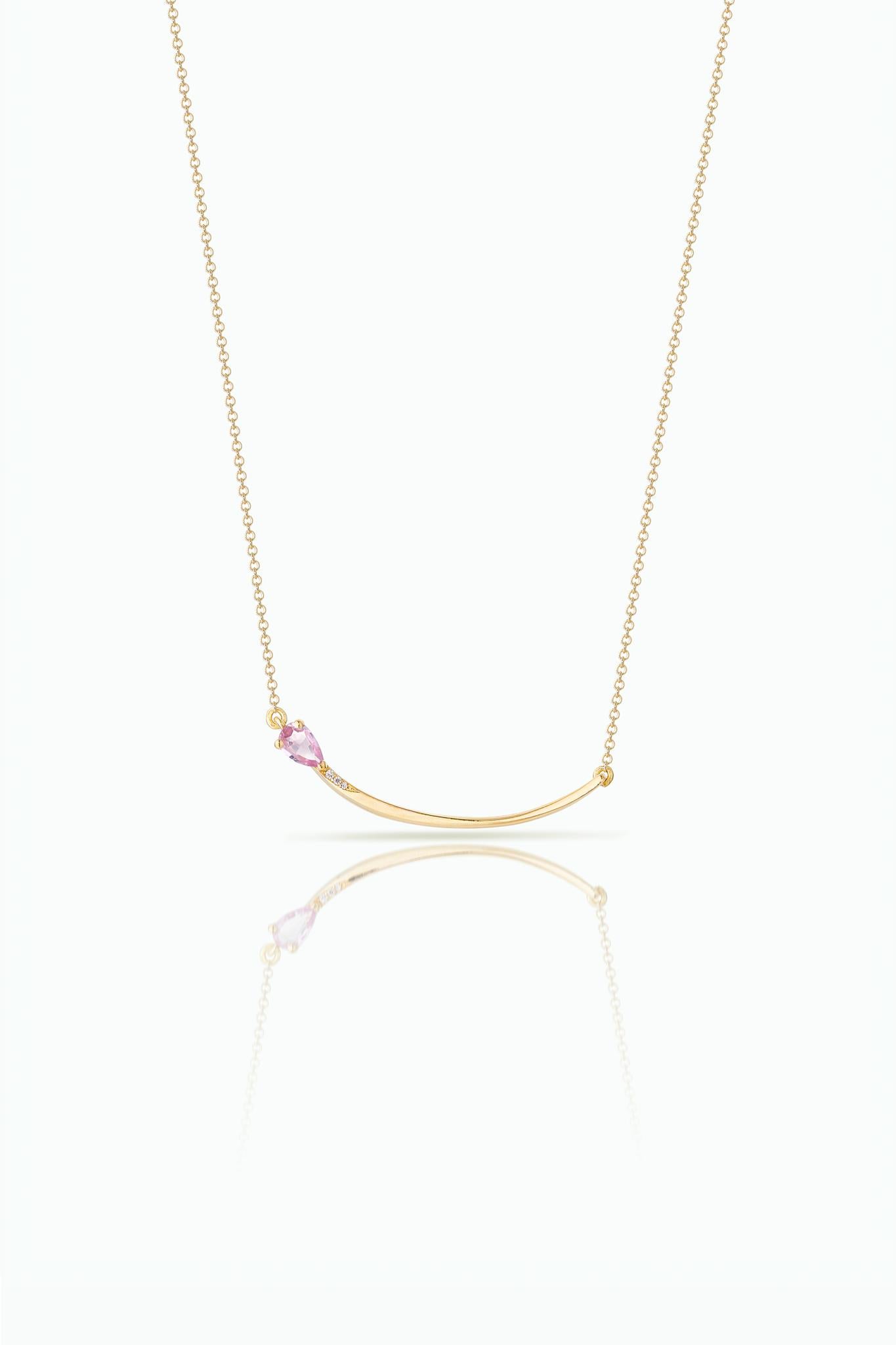 Cet élégant collier aux lignes gracieuses, réalisé à la main en or jaune 18 carats, est orné d'un saphir rose en forme de poire et de diamants taille brillant sertis en pavé. Parfait pour celles qui apprécient les déclarations subtiles avec des