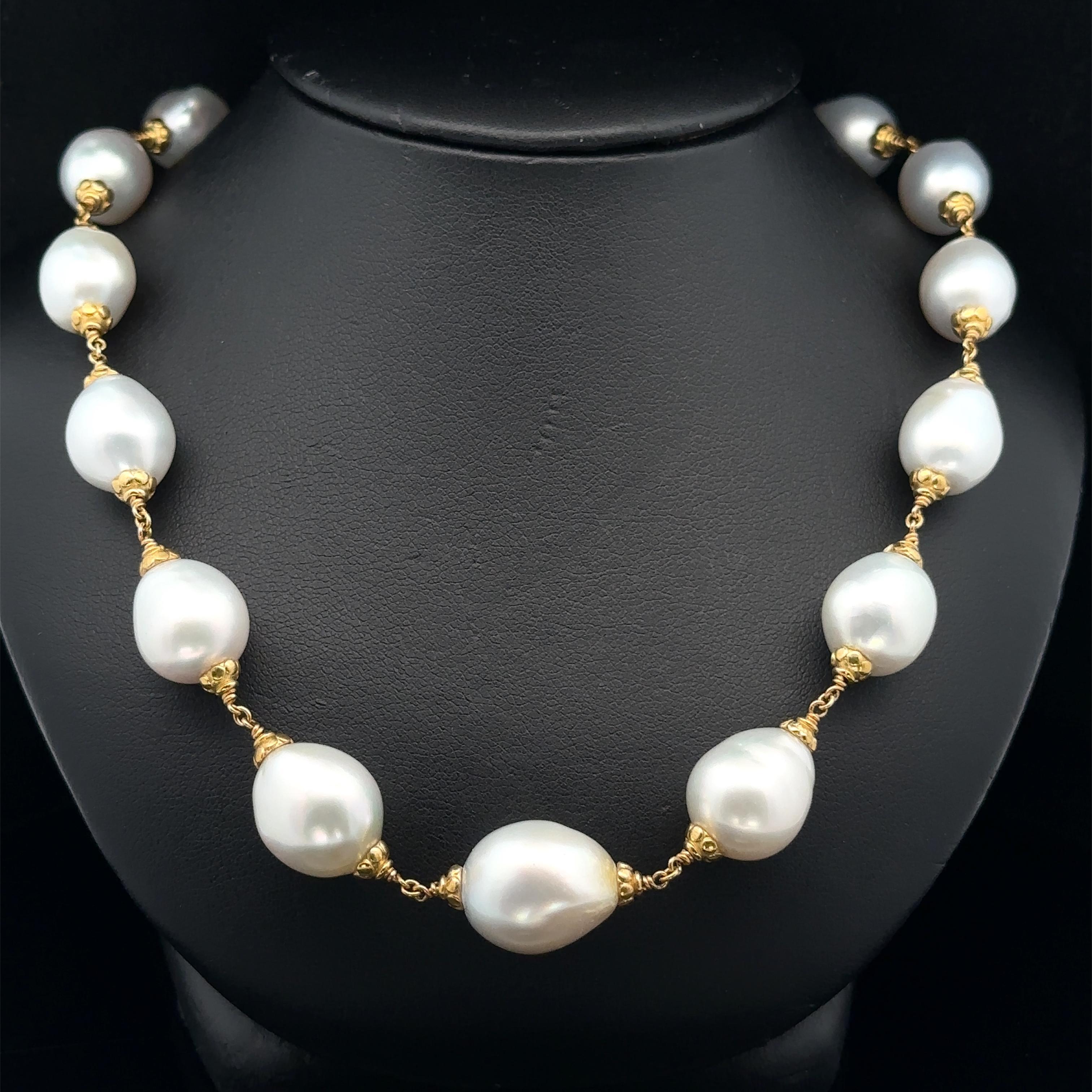 --Pierre(s) :...
(19) Perles de culture authentiques - Formes baroques - Couleur blanche avec reflets roses - Très belle qualité de perles - 9.7-13.9mm de largeur (approx.)

MATERIAL : Or jaune 18k massif
Poids : 52,29 grammes (brut)
Type de perle :