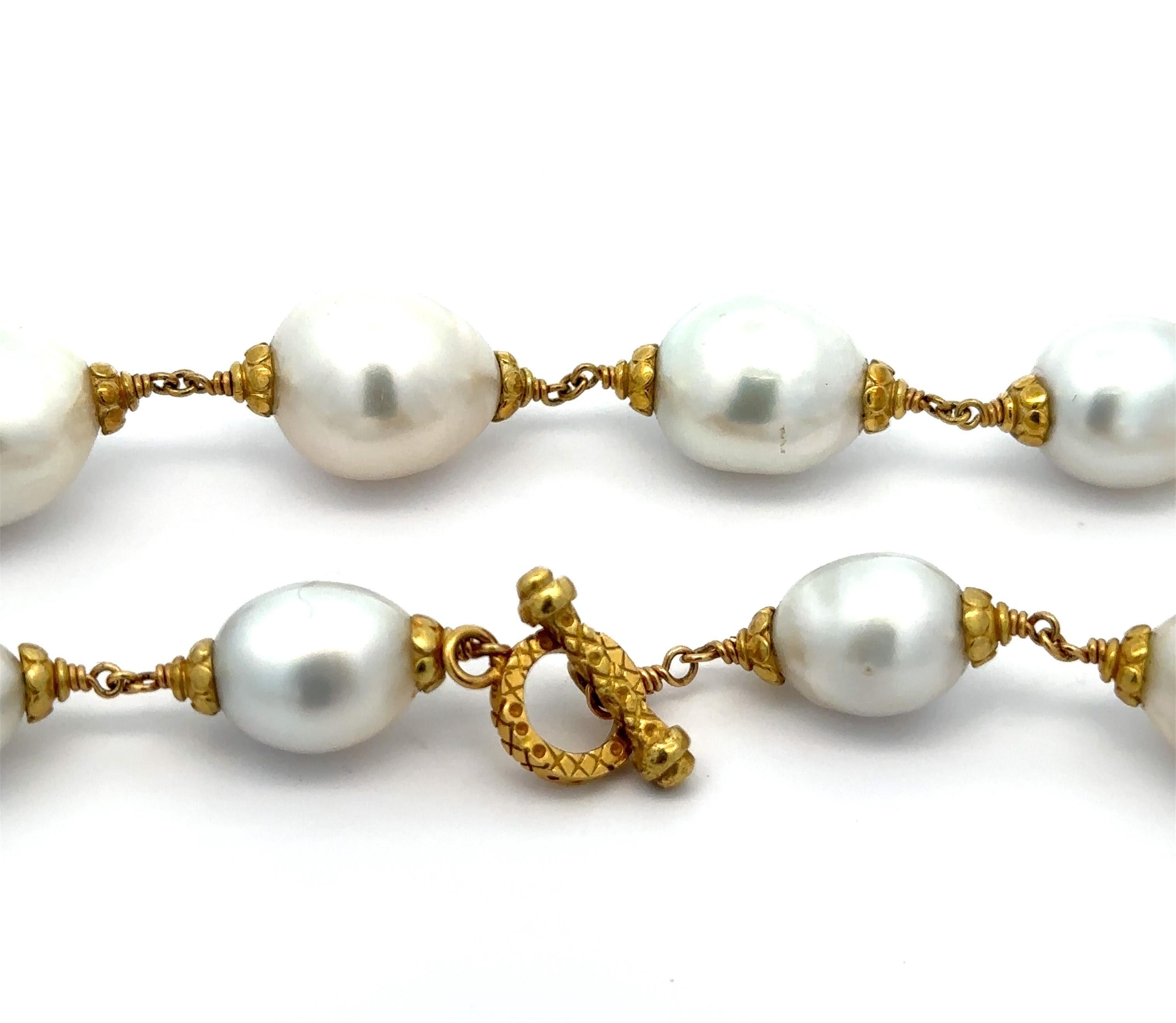 Perle Collier en or jaune 18k avec perles blanches baroques et fermoir à bascule en vente