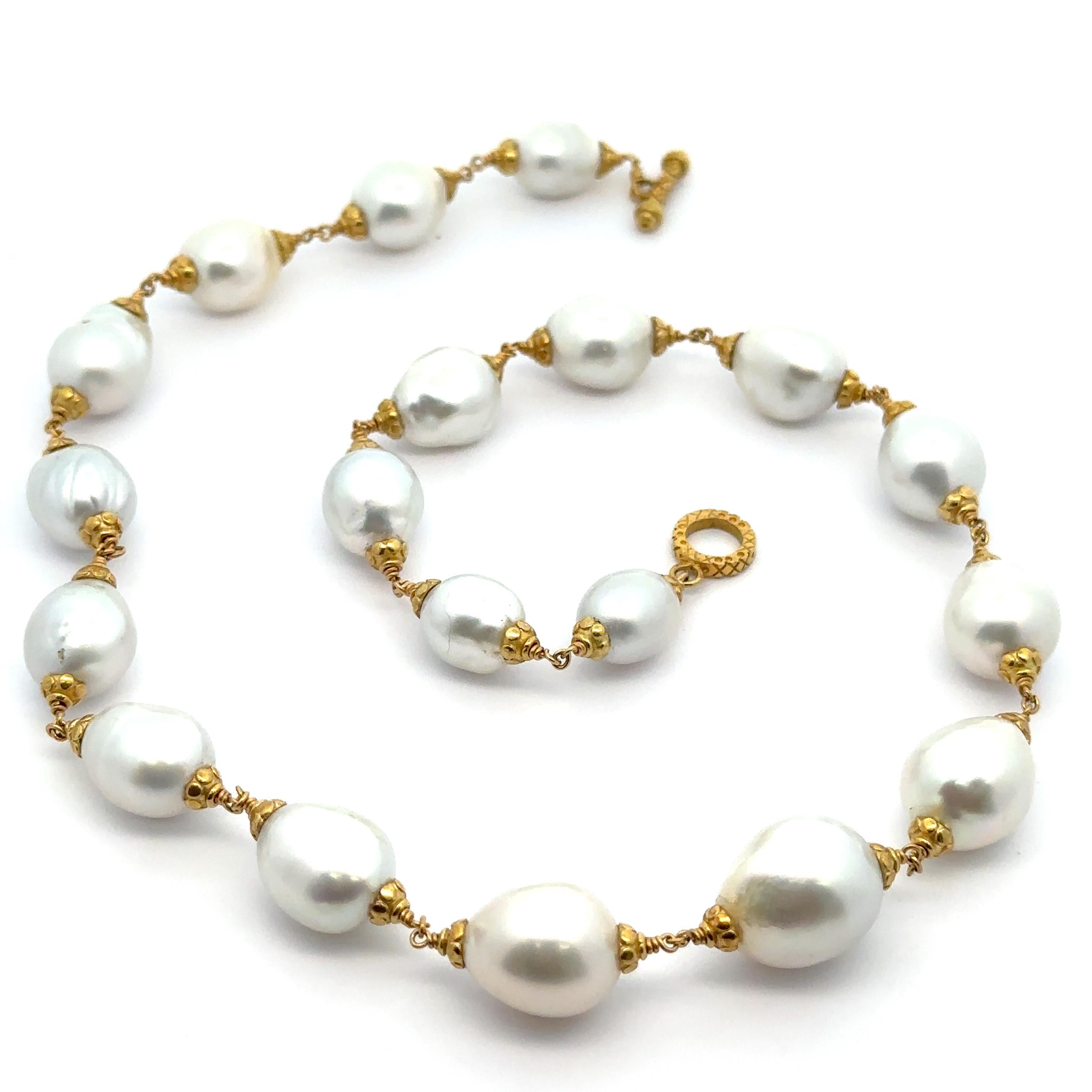 Collier en or jaune 18k avec perles blanches baroques et fermoir à bascule Excellent état - En vente à Montclair, NJ