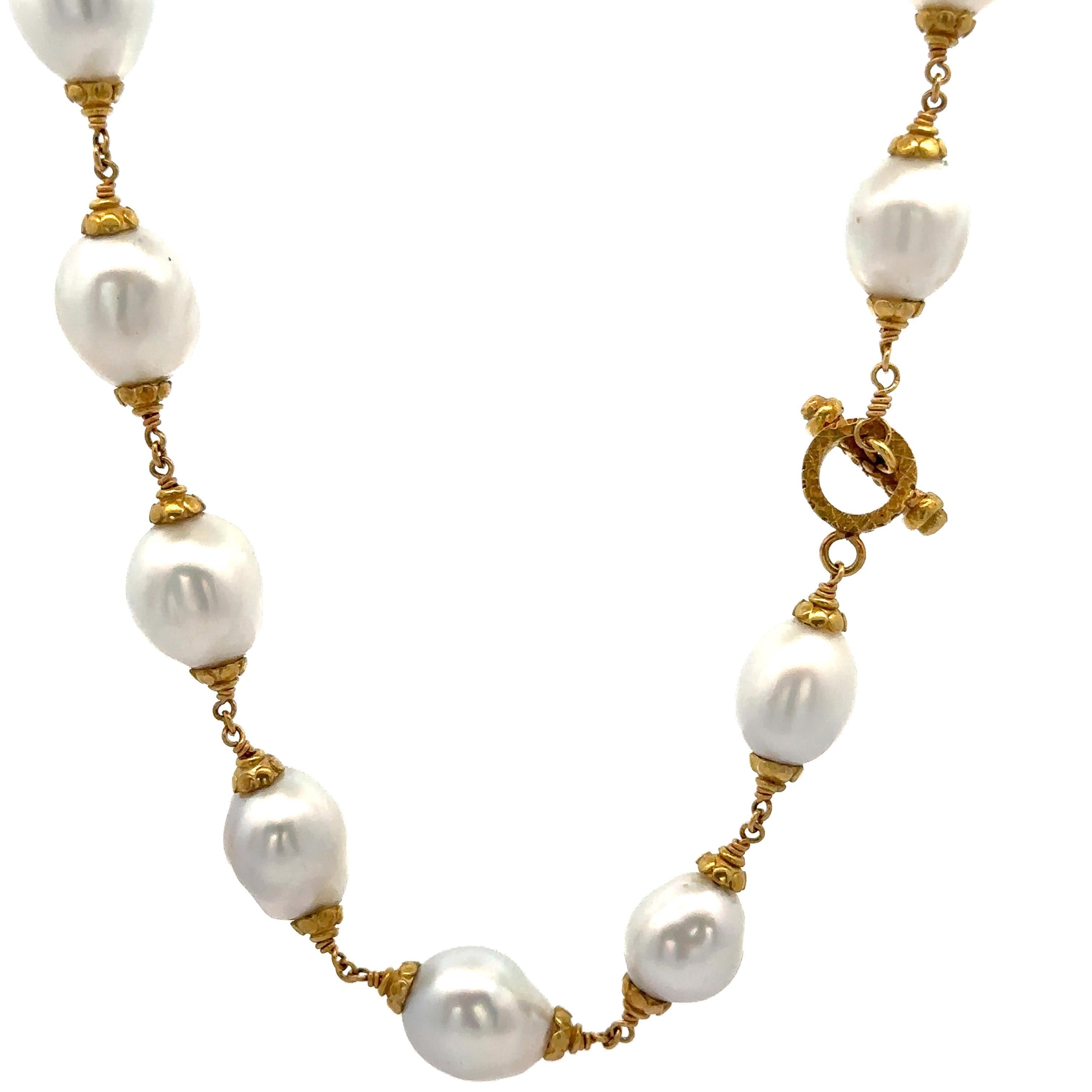 Collier en or jaune 18k avec perles blanches baroques et fermoir à bascule Pour femmes en vente