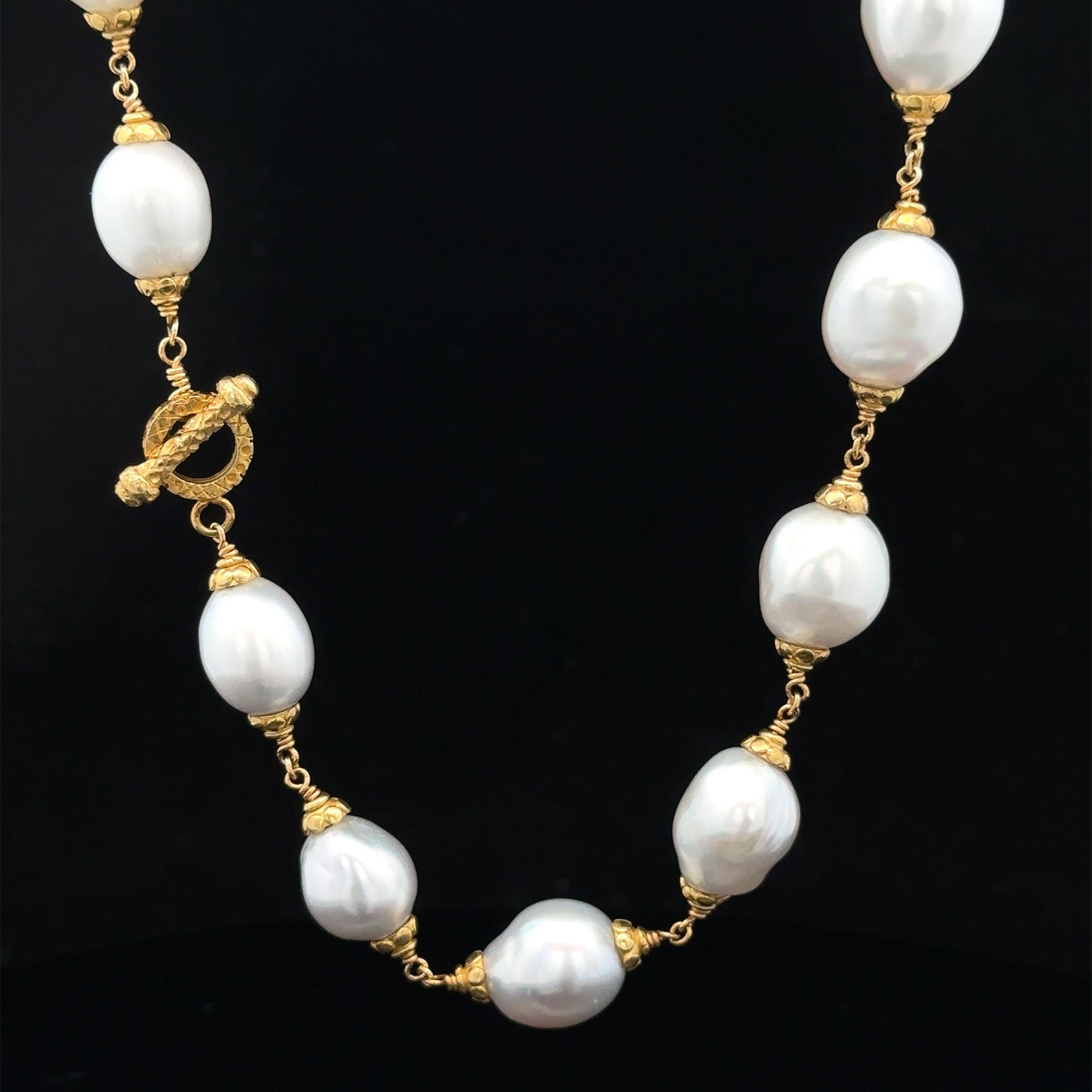 Collier en or jaune 18k avec perles blanches baroques et fermoir à bascule en vente 1