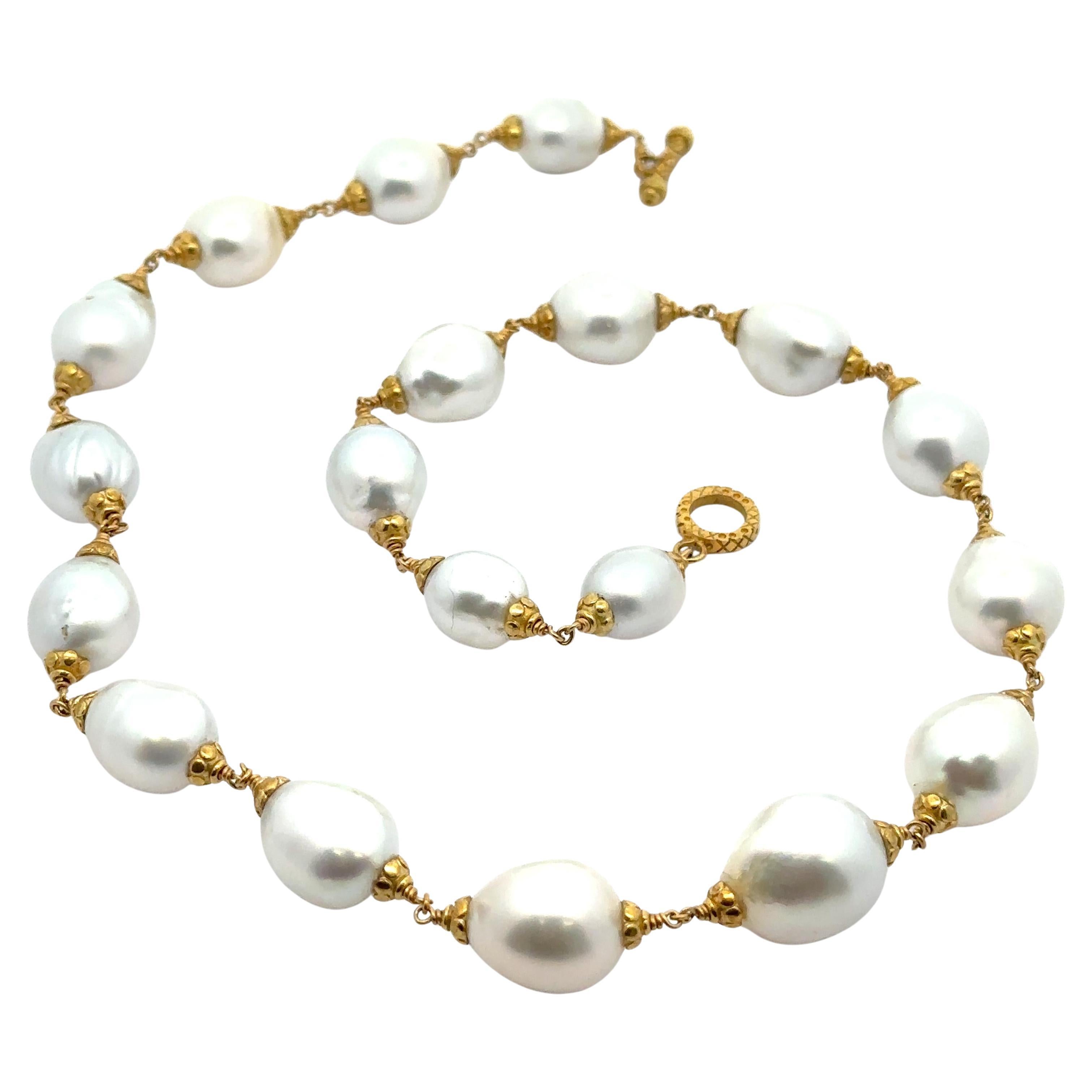 Collana con fili di perle bianche barocche in oro giallo 18k di buona qualità con chiusura a ginocchiera