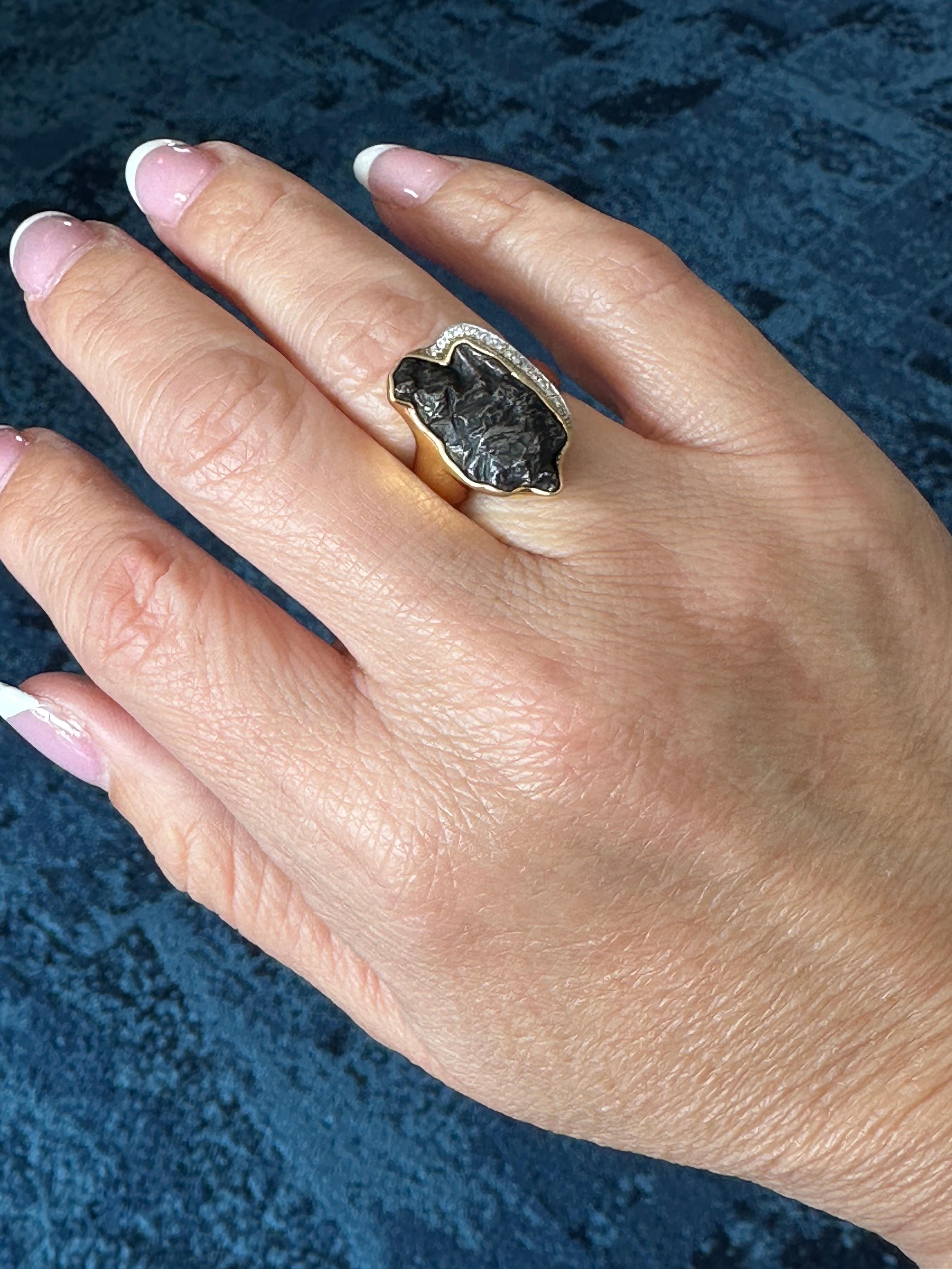 Moderno Anello Noir in oro giallo 18 carati con meteorite di Sikhote-Alin in vendita