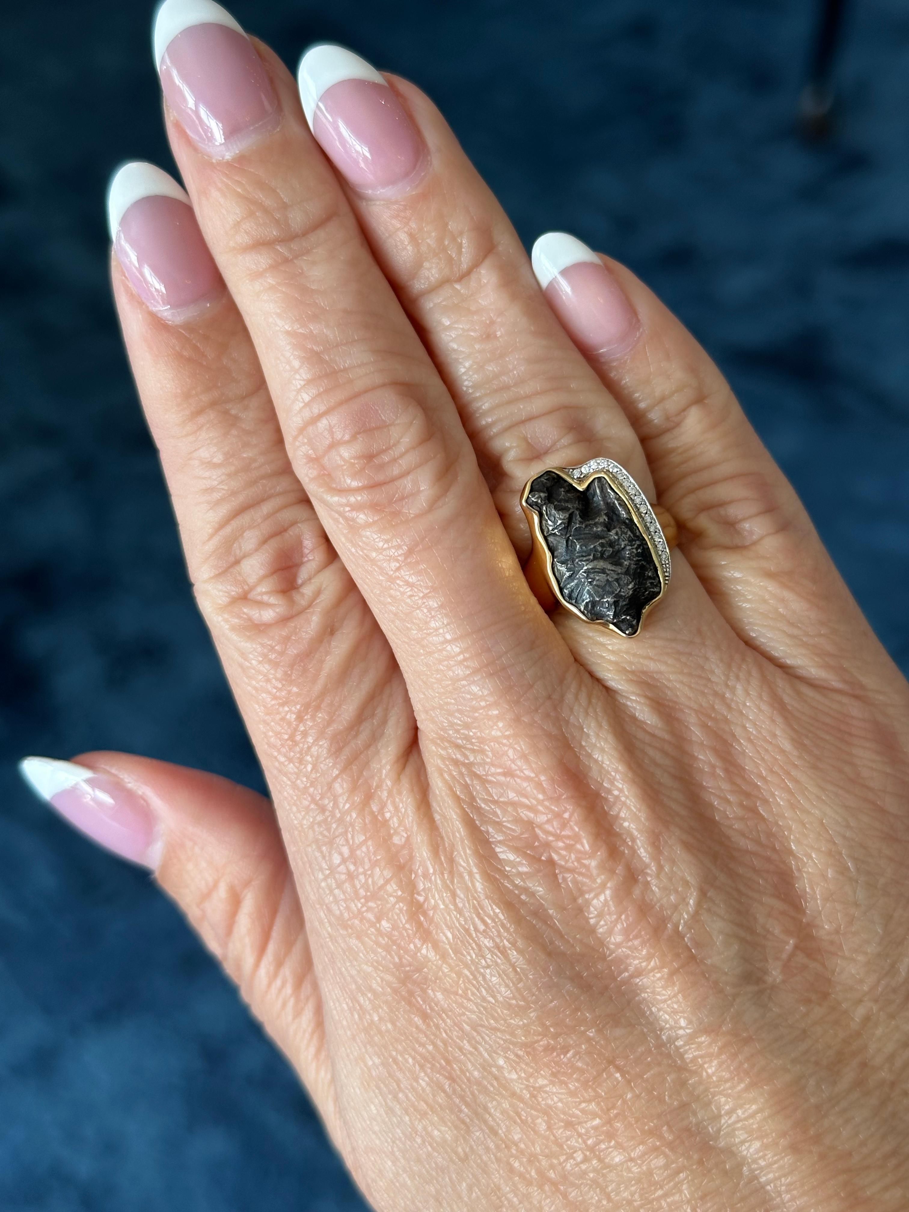 da uomo o donna Anello Noir in oro giallo 18 carati con meteorite di Sikhote-Alin in vendita
