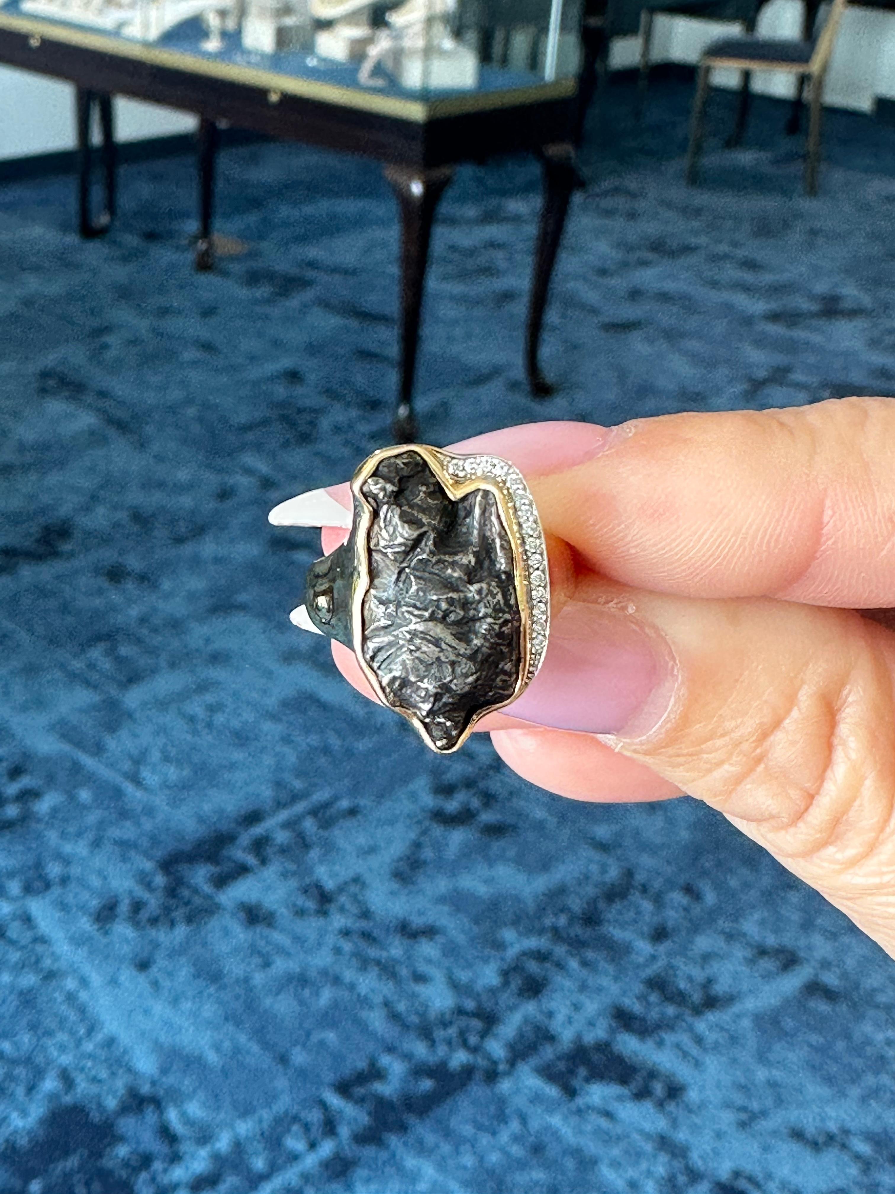 Anello Noir in oro giallo 18 carati con meteorite di Sikhote-Alin in vendita 2