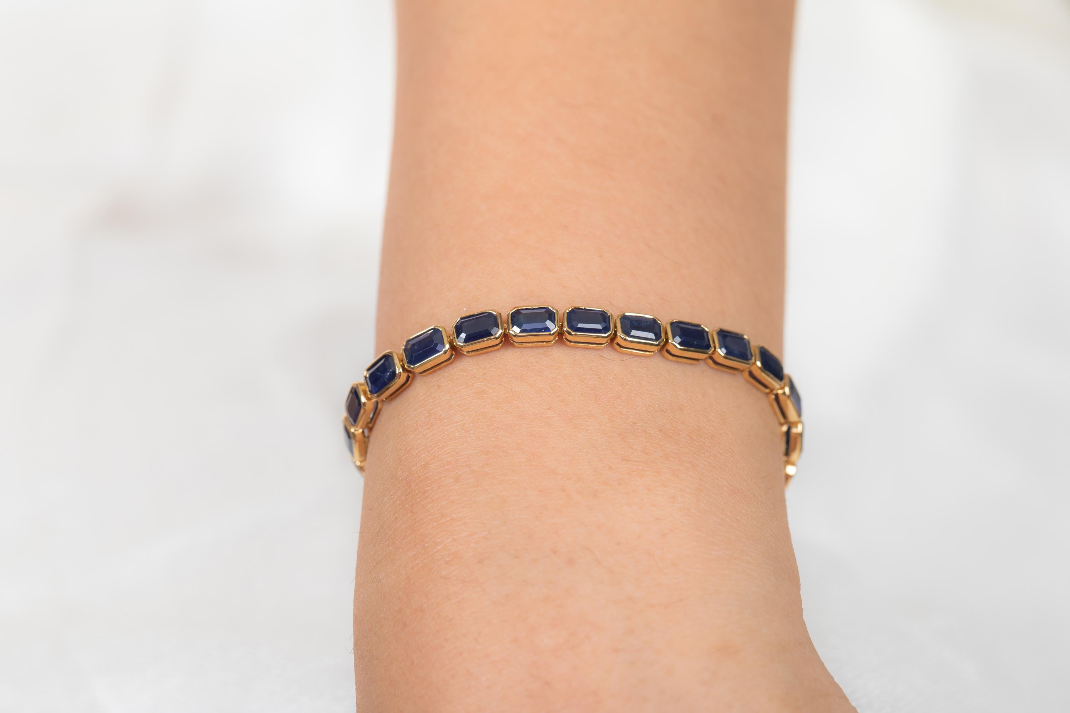 Modern 18K Yellow Gold Octagon Cut Blue Sapphire Bracelet For Sale