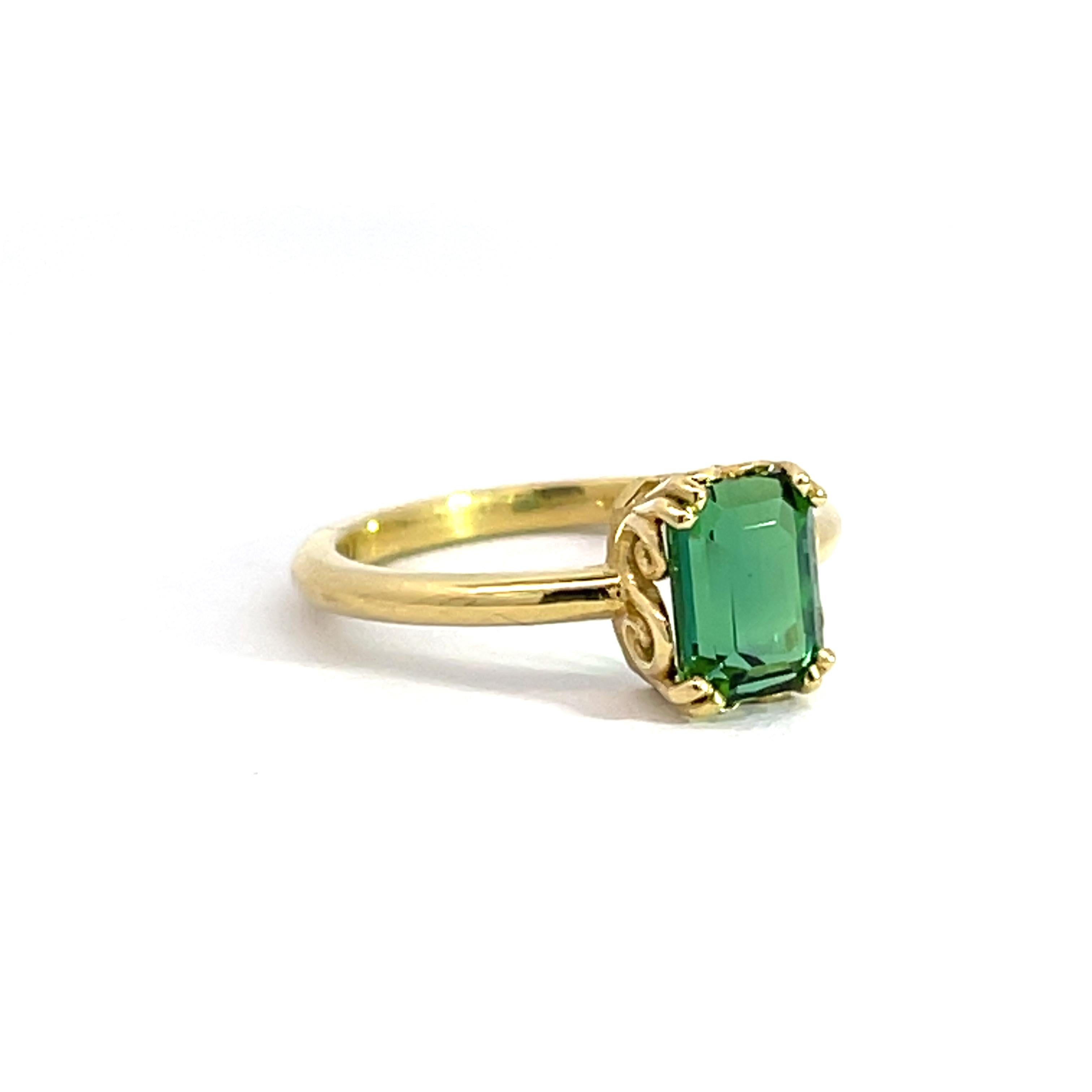 Contemporary 18k Yellow Gold Octagon Cut Green Tourmaline Cocktail Ring For Sale