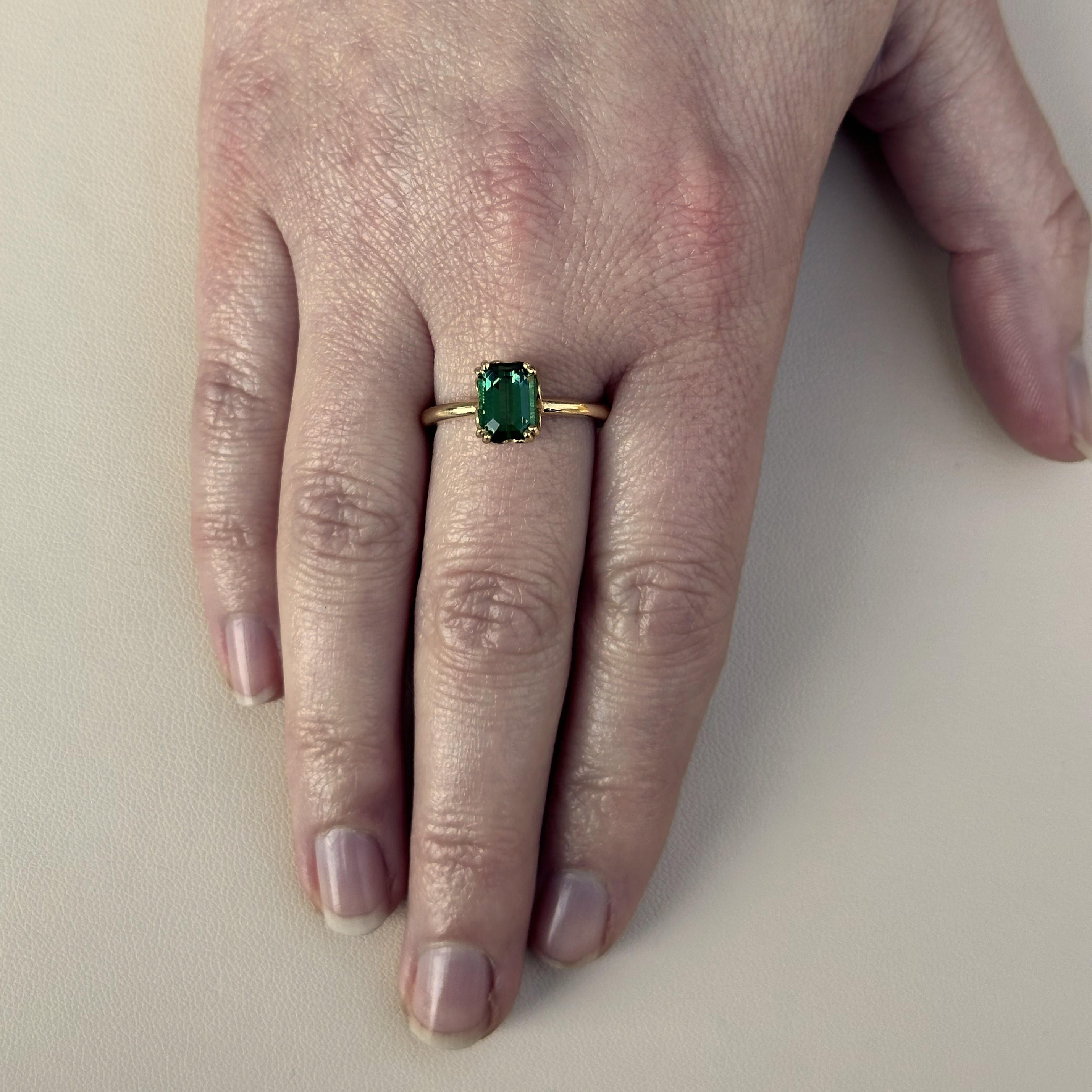 18k Yellow Gold Octagon Cut Green Tourmaline Cocktail Ring In New Condition For Sale In Greenville, SC