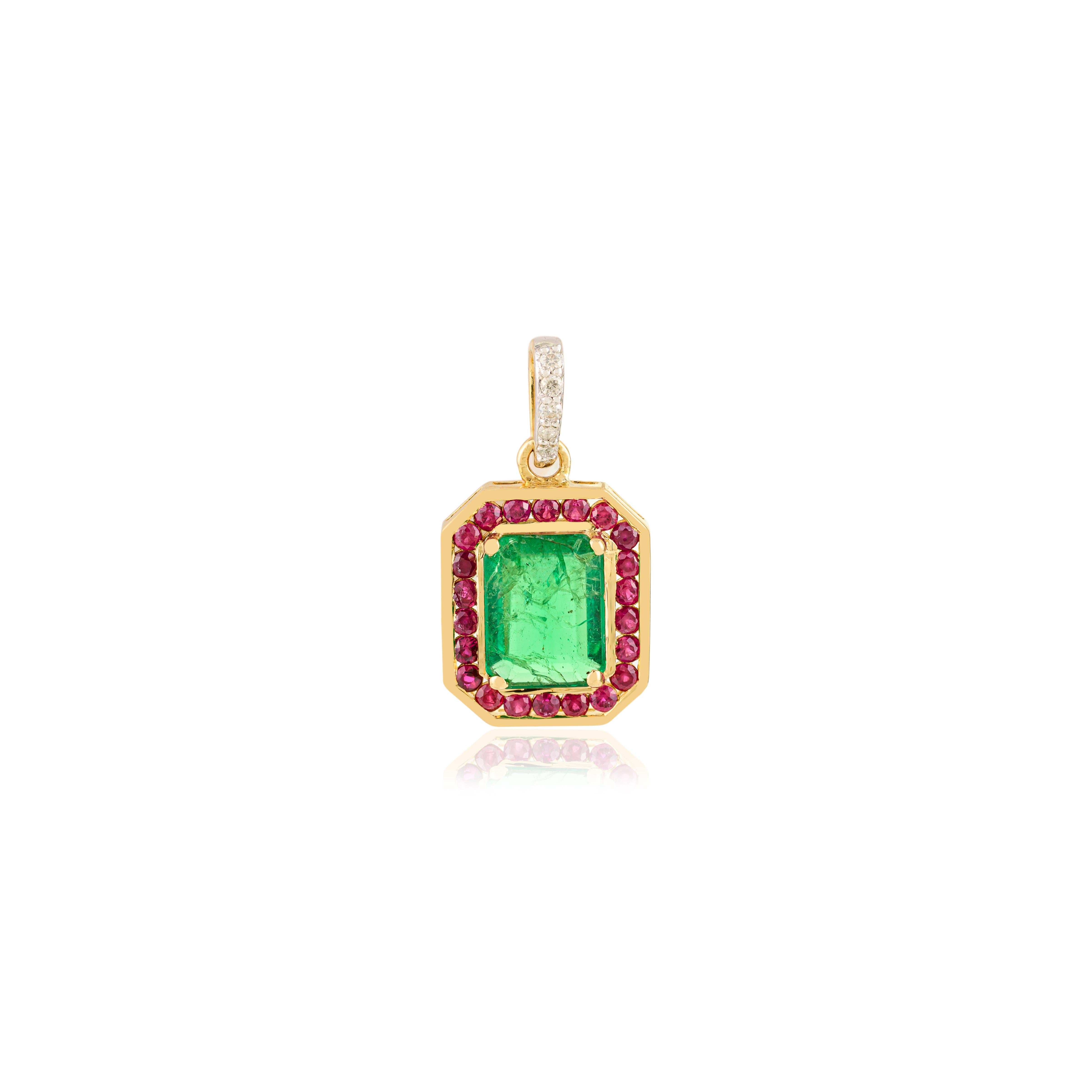 Moderno 18K Yellow Gold Octagon-Cut Natural Emerald Pendant with Ruby Halo and Diamond in vendita