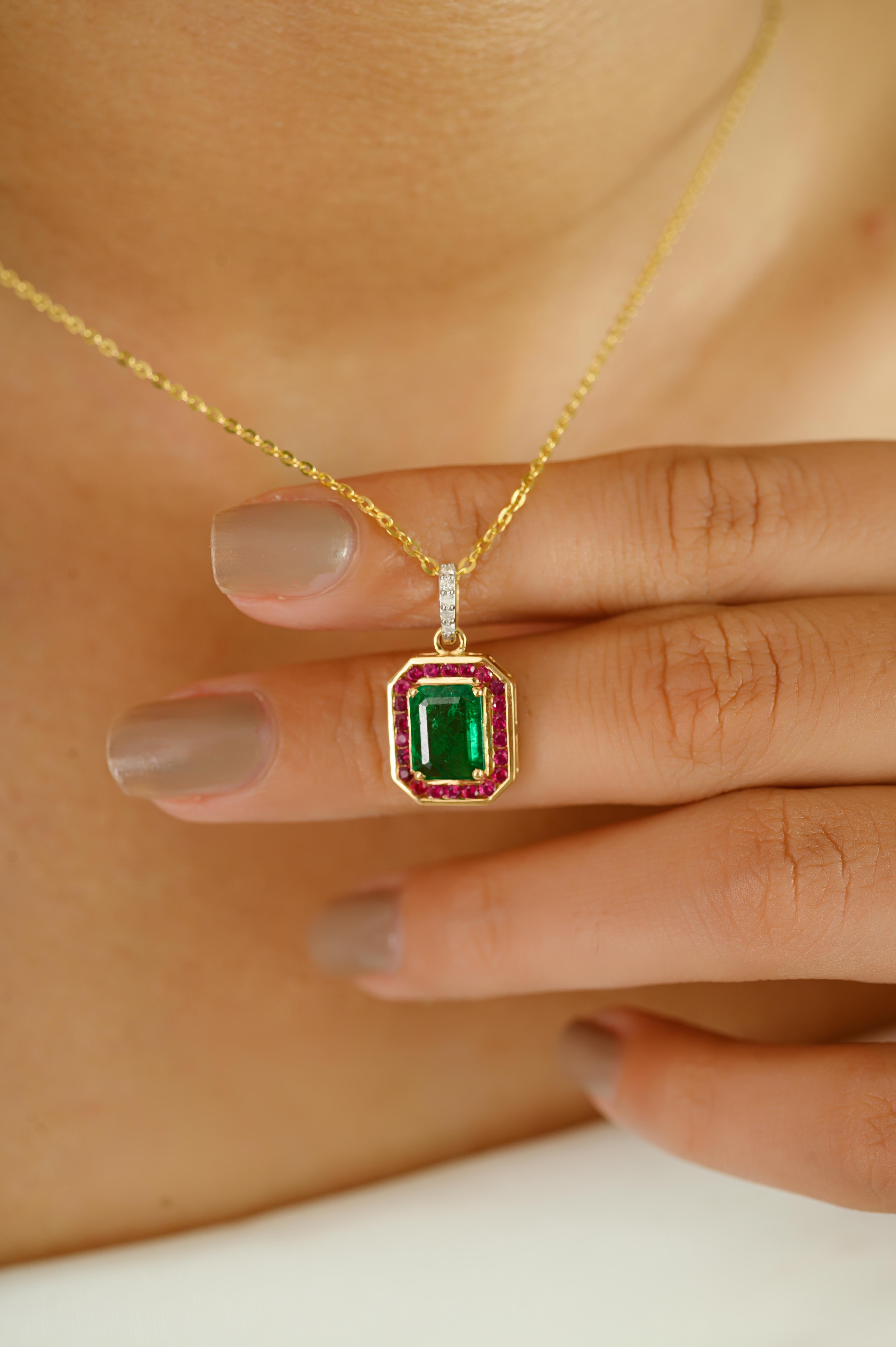 Ottagono 18K Yellow Gold Octagon-Cut Natural Emerald Pendant with Ruby Halo and Diamond in vendita