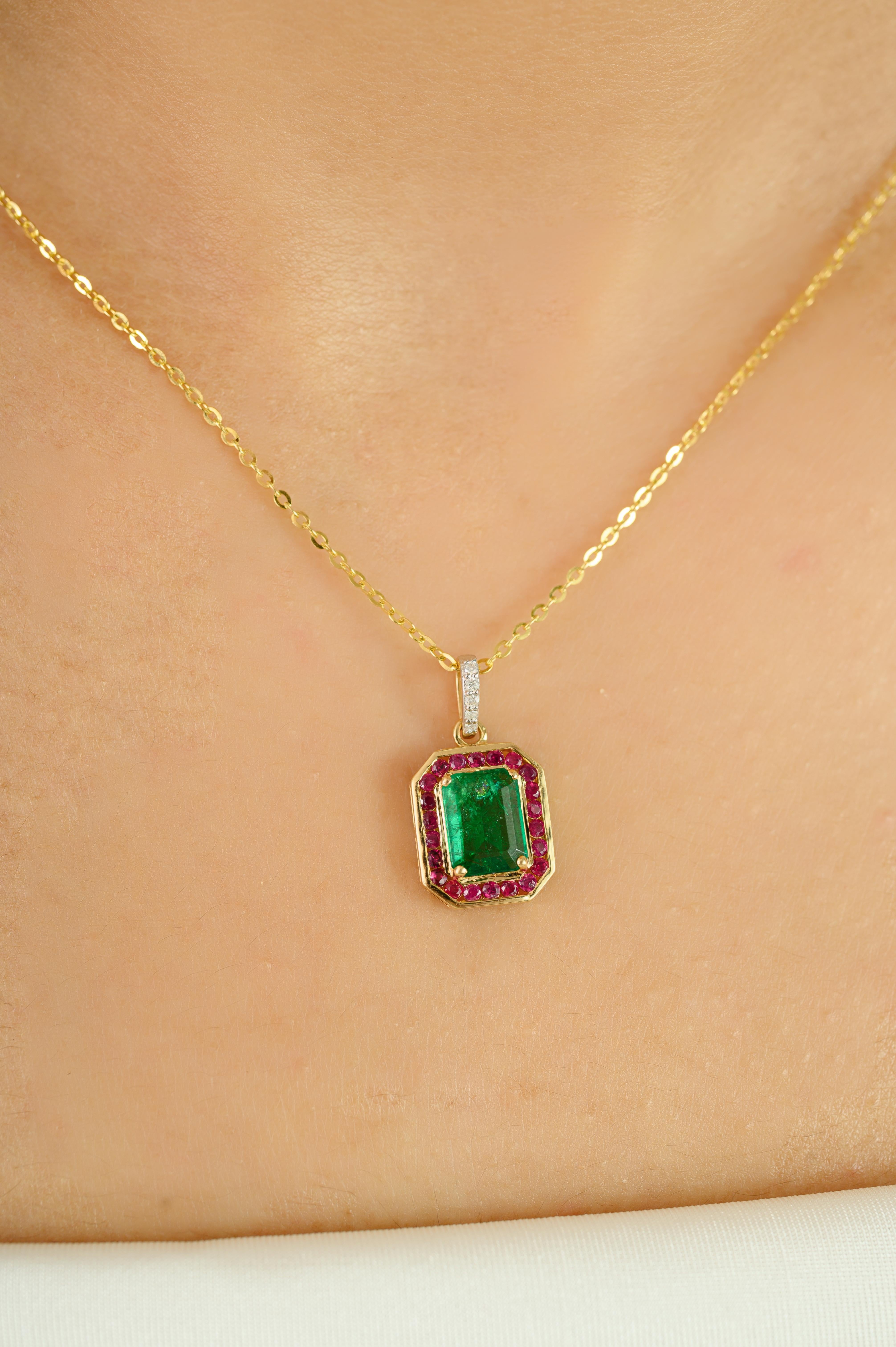 Donna 18K Yellow Gold Octagon-Cut Natural Emerald Pendant with Ruby Halo and Diamond in vendita