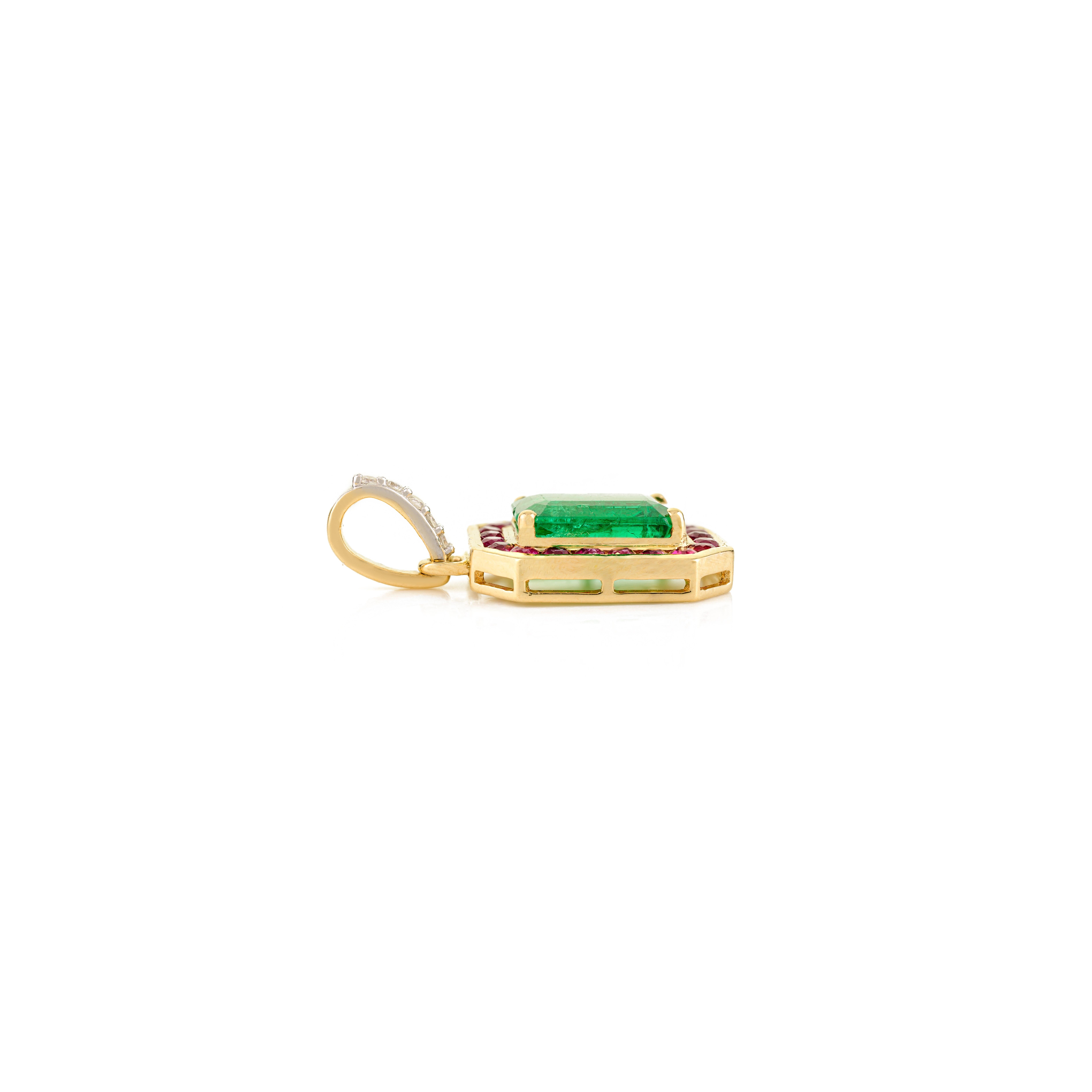 18K Yellow Gold Octagon-Cut Natural Emerald Pendant with Ruby Halo and Diamond in vendita 1