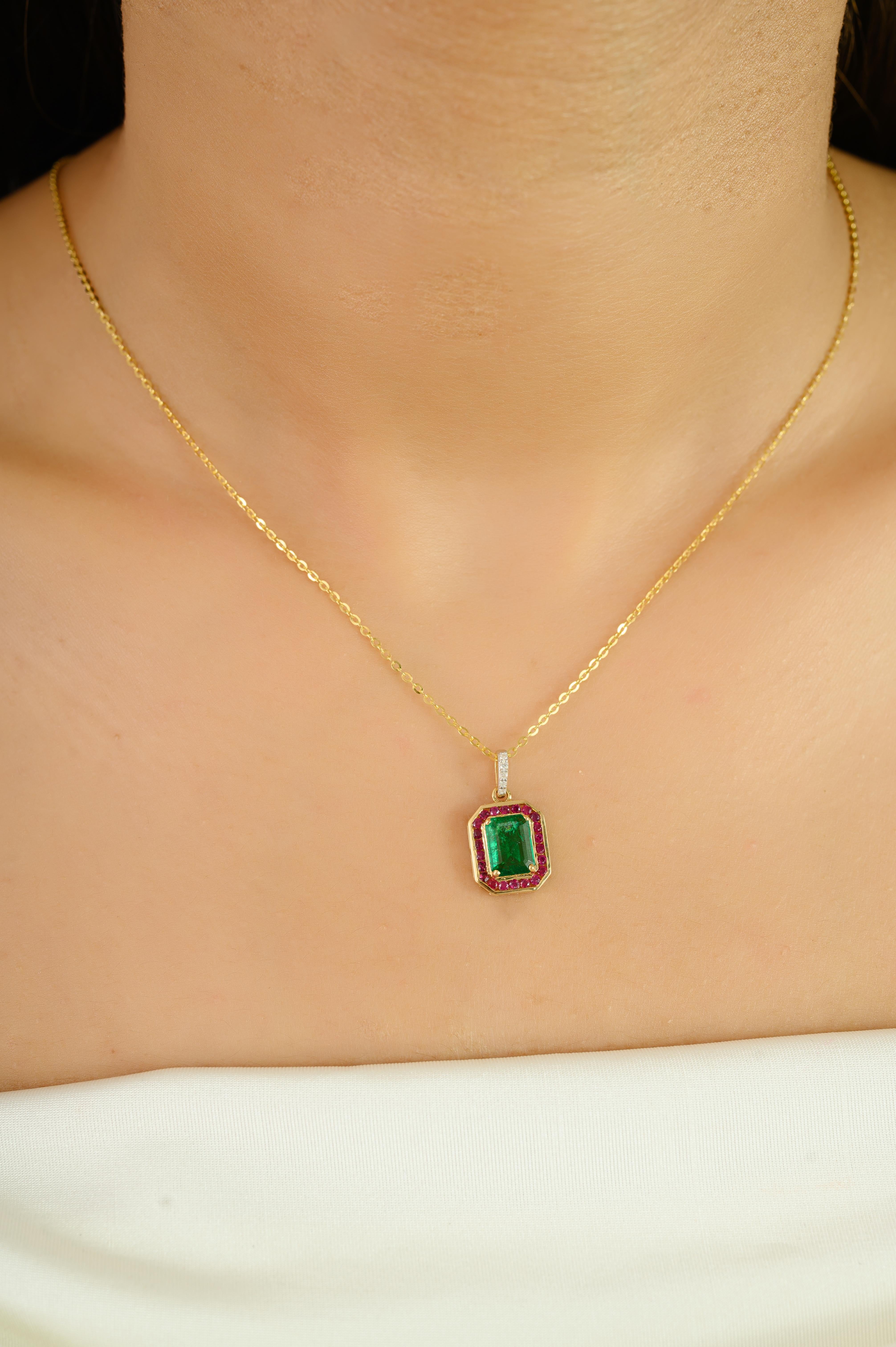 18K Yellow Gold Octagon-Cut Natural Emerald Pendant with Ruby Halo and Diamond in vendita 3