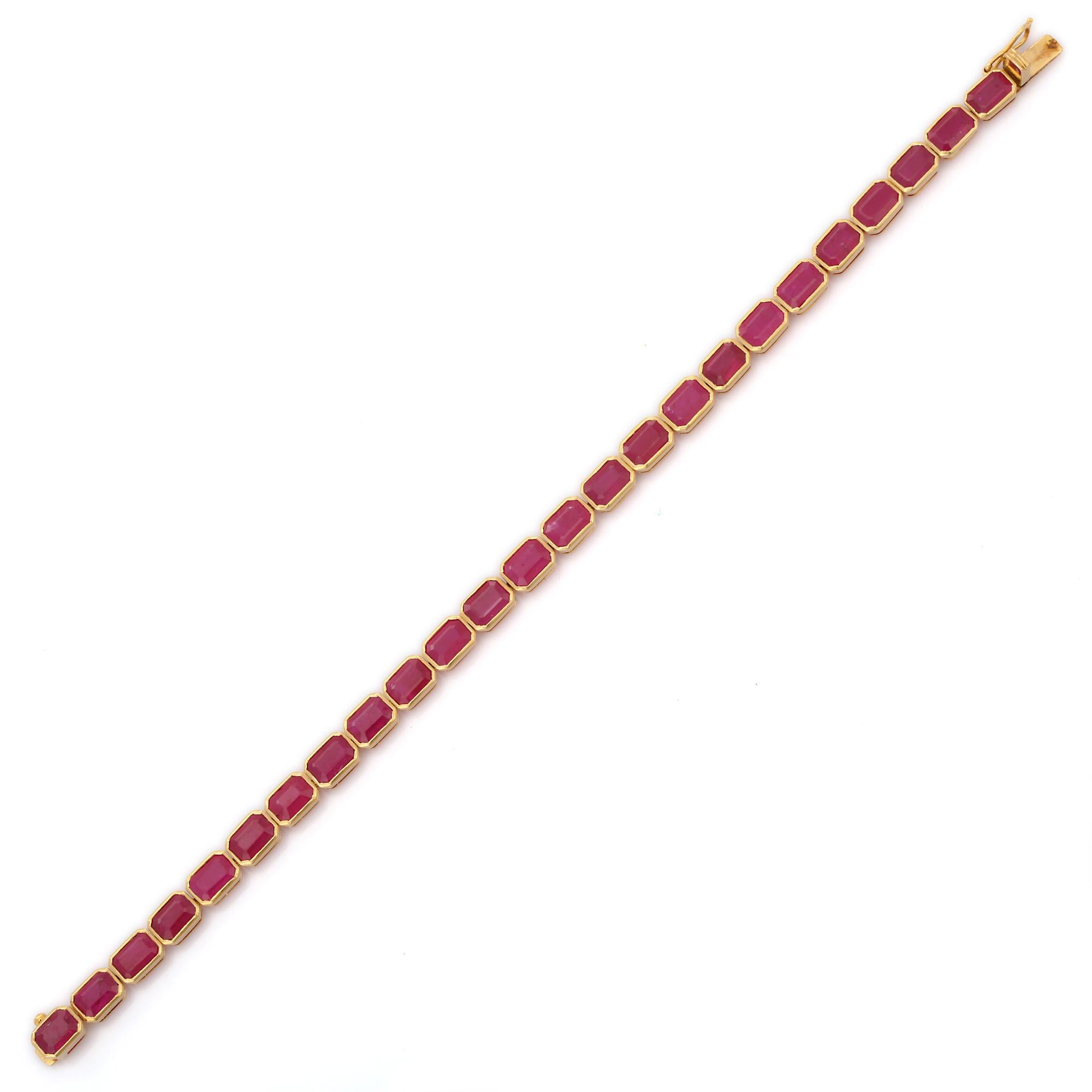 Dieses Armband aus 18-karätigem Gold mit oktogonalem Schliff ist mit 16,55 Karat eines unendlich funkelnden natürlichen Rubins besetzt. Es misst 7 Zoll in der Länge. 
Rubin verbessert die mentale Stärke.
Die achteckige Fassung aus massivem Gold mit