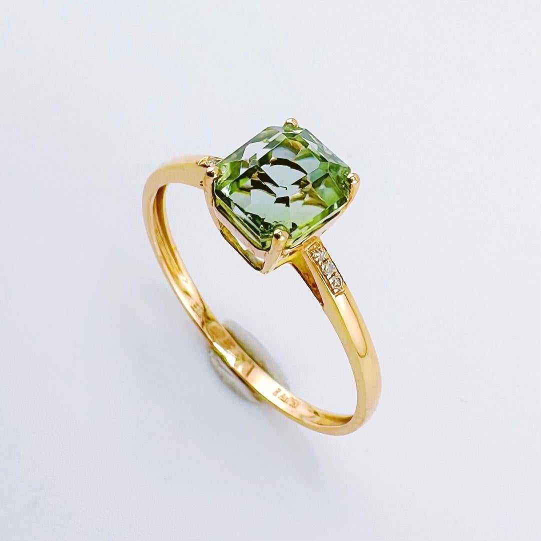 Achteckiger grüner Turmalinring aus 18 Karat Gelbgold mit Diamanten (Moderne) im Angebot