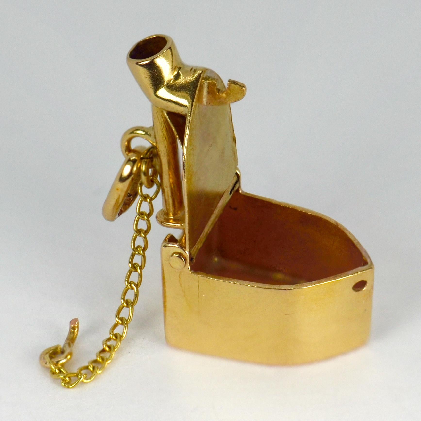 18 Karat Yellow Gold Old Fashioned Steam Iron Charm Pendant In Good Condition For Sale In London, GB