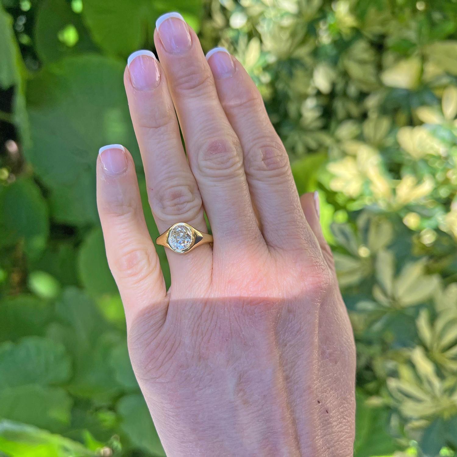 18k Yellow Gold Old Mine Cut Diamond Gypsy Ring In Excellent Condition For Sale In Palm Beach, FL
