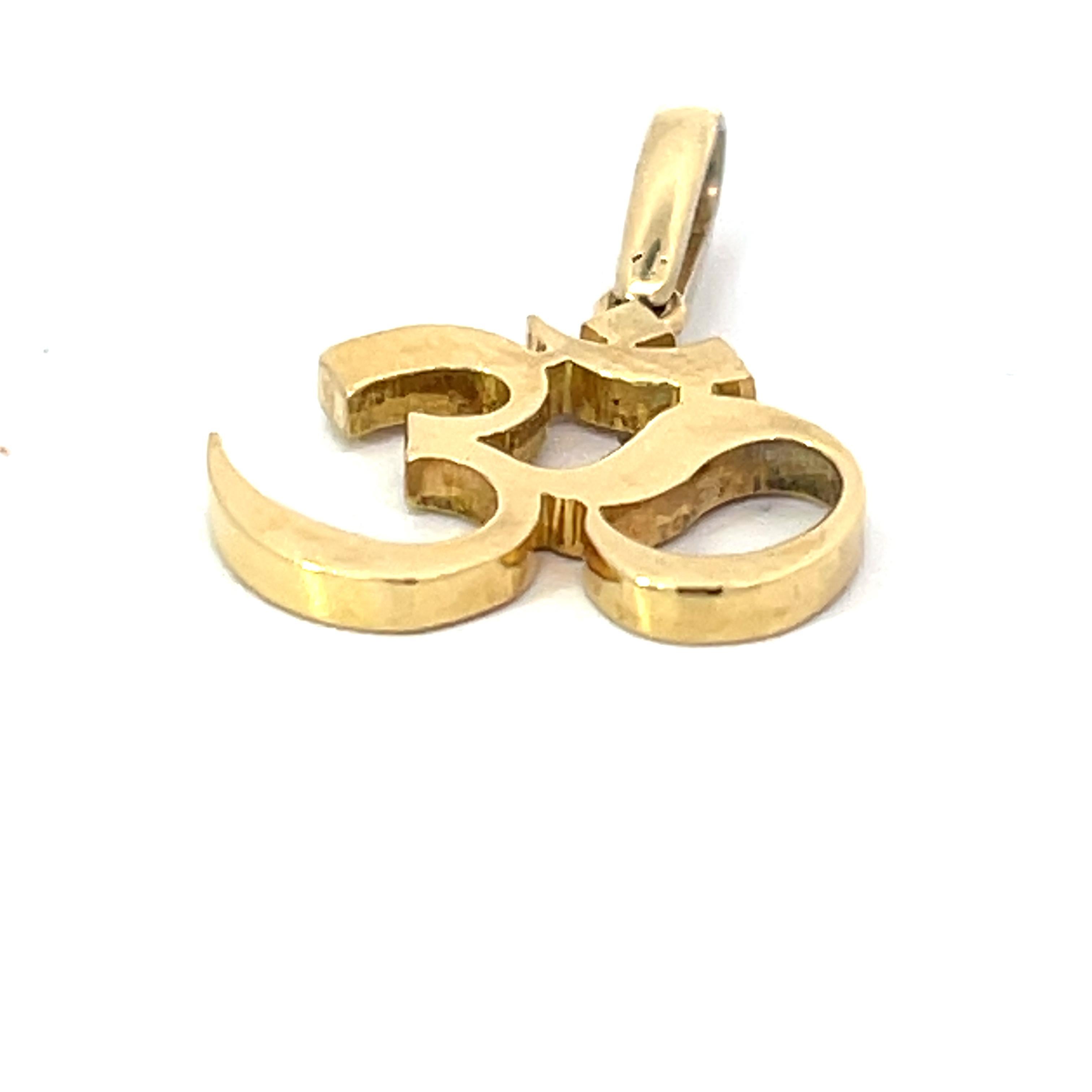 Pendentif Om Shanti en or jaune 18k Neuf - En vente à New York, NY