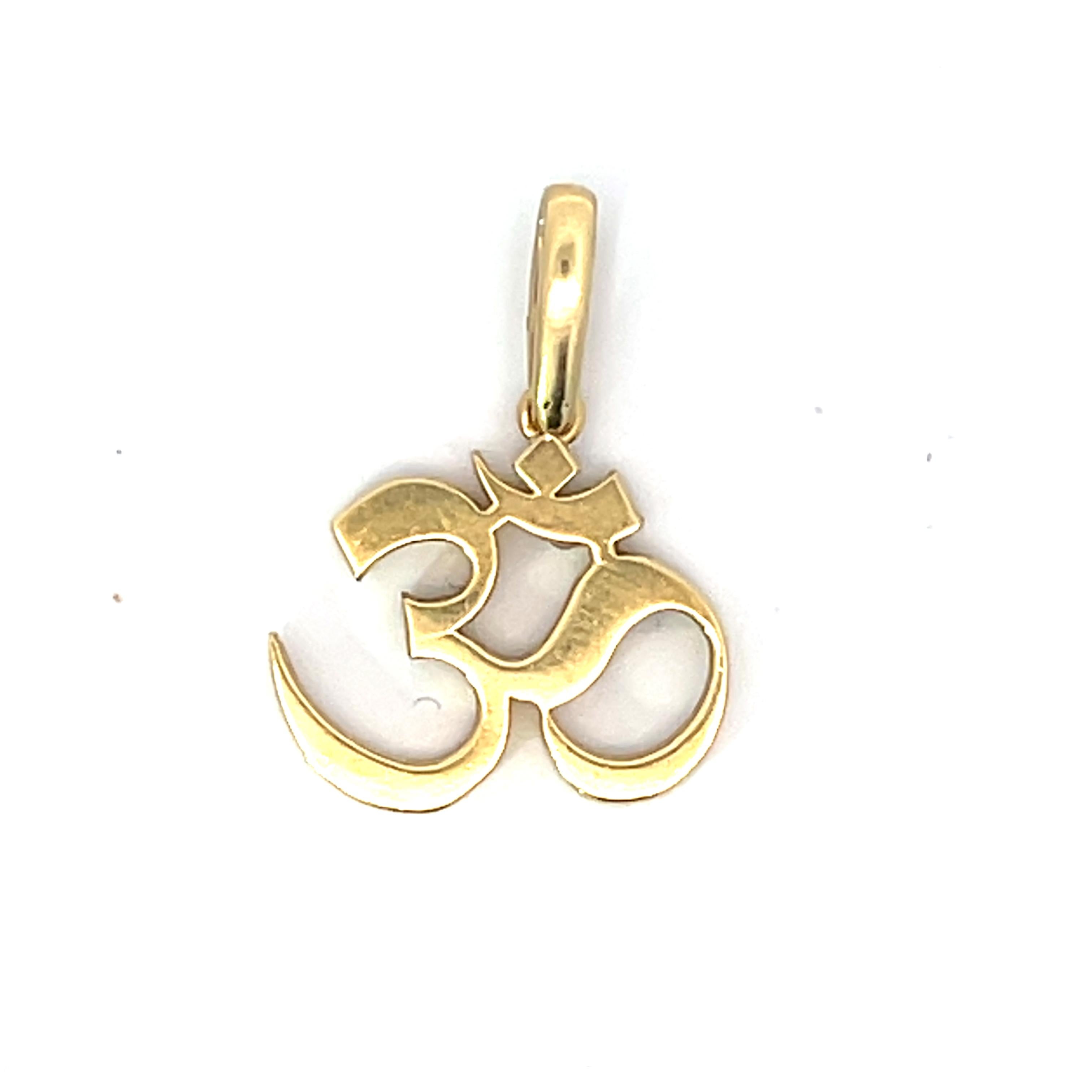 Pendentif Om Shanti en or jaune 18k Unisexe en vente