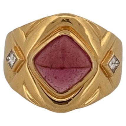 Dieser auffällige Ring aus 18-karätigem Gelbgold des renommierten Designers Omar Torres ist ein fesselndes Beispiel für moderne Kunst und feine Handwerkskunst. In seinem Zentrum strahlt ein pinkfarbener Turmalin mit einem Gewicht von 4,50 Karat ein