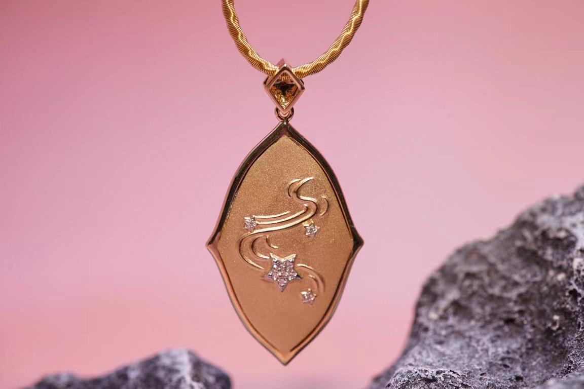 Moderne Pendentif Totem du Verseau en or jaune 18K Onyx et diamants en vente