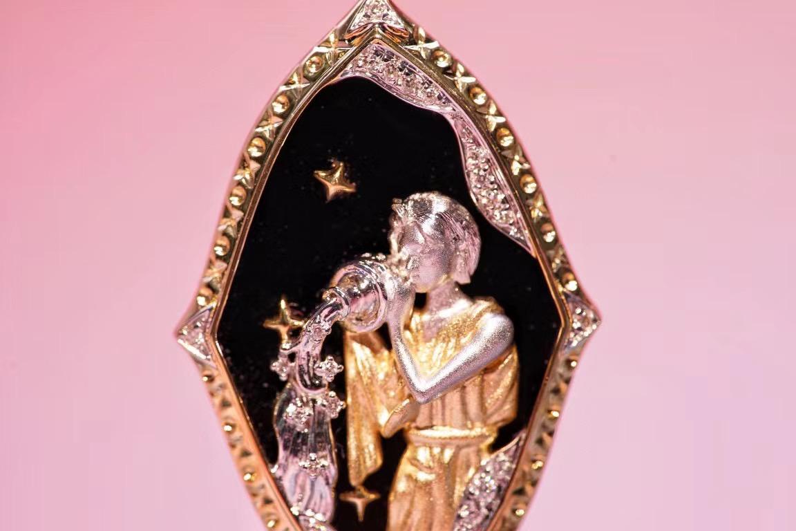 Taille ronde Pendentif Totem du Verseau en or jaune 18K Onyx et diamants en vente