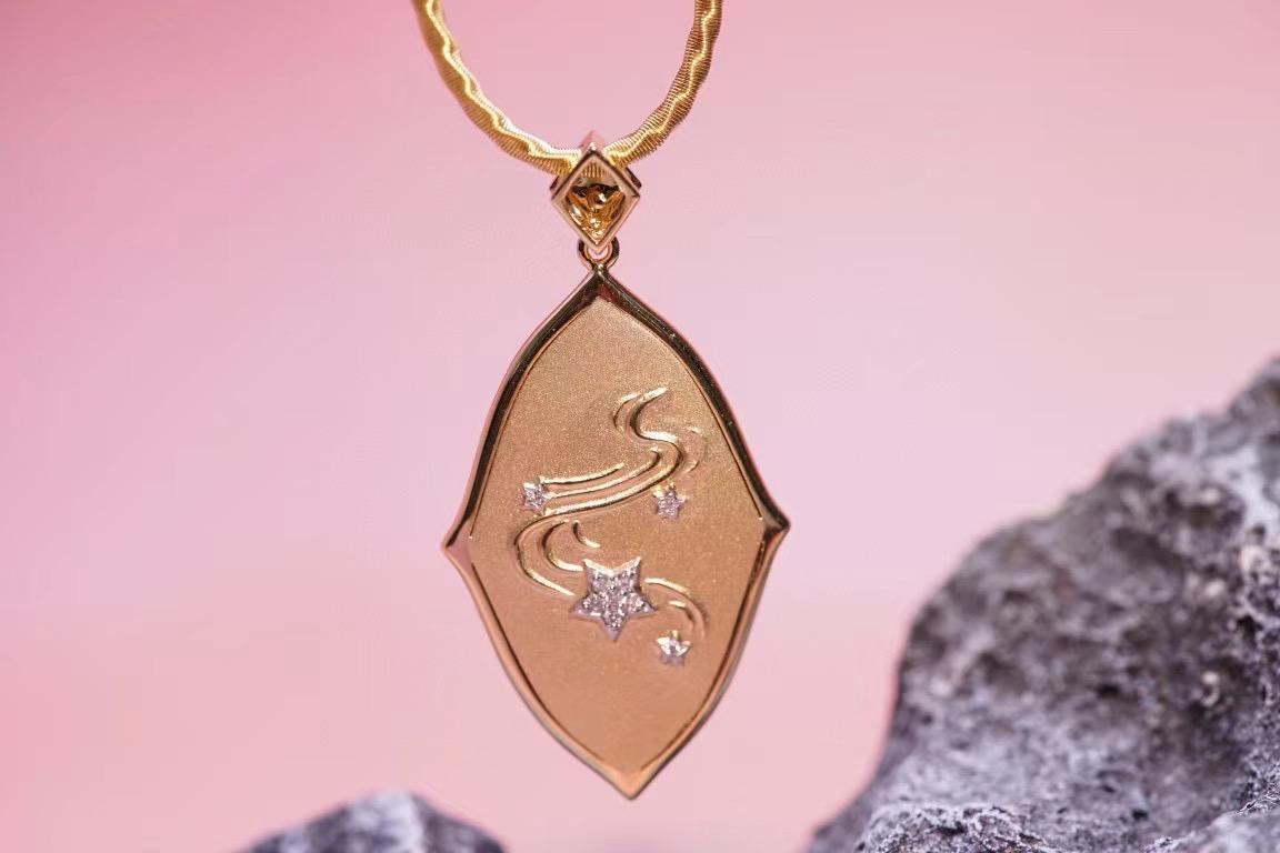 Moderno Ciondolo Totem Aris in oro giallo 18K con onice e diamanti in vendita